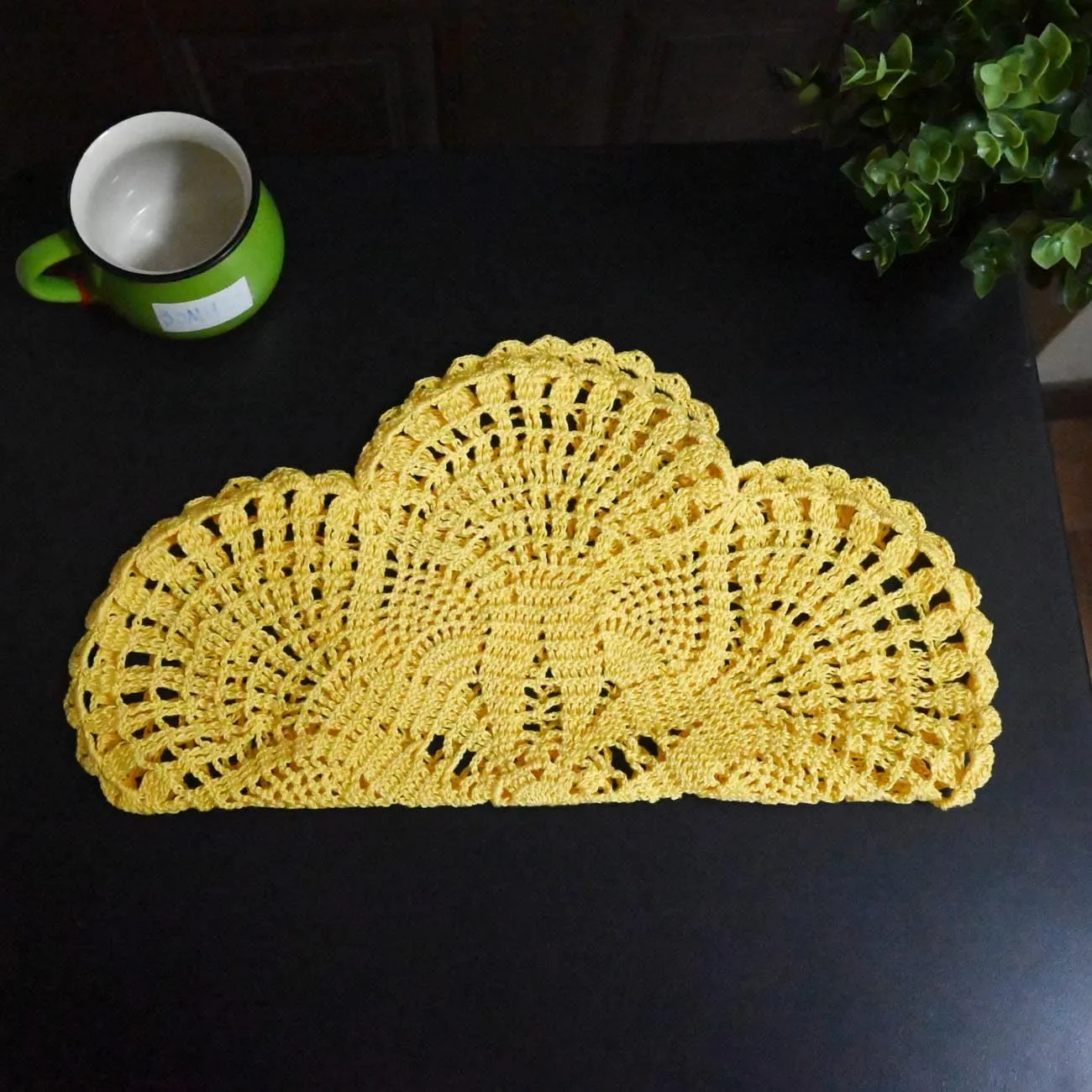 BOMHCS Centrino in pizzo fatto a mano all'uncinetto, rotondo, da 39,4 cm a 44,5 cm, con 6 petali e fiori, sottobicchieri, vintage, per vasi, tazze (1, giallo) - immagine 7