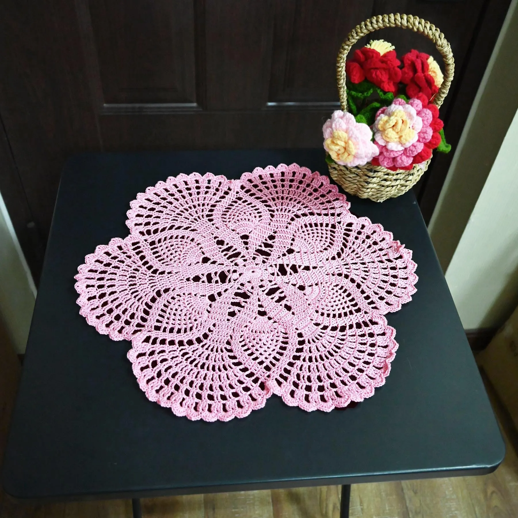 BOMHCS Centrino in pizzo fatto a mano all'uncinetto, rotondo, da 39,4 cm a 44,5 cm, con 6 petali e fiori, sottobicchieri, vintage, per vasi, tazze (1, rosa) - immagine 2