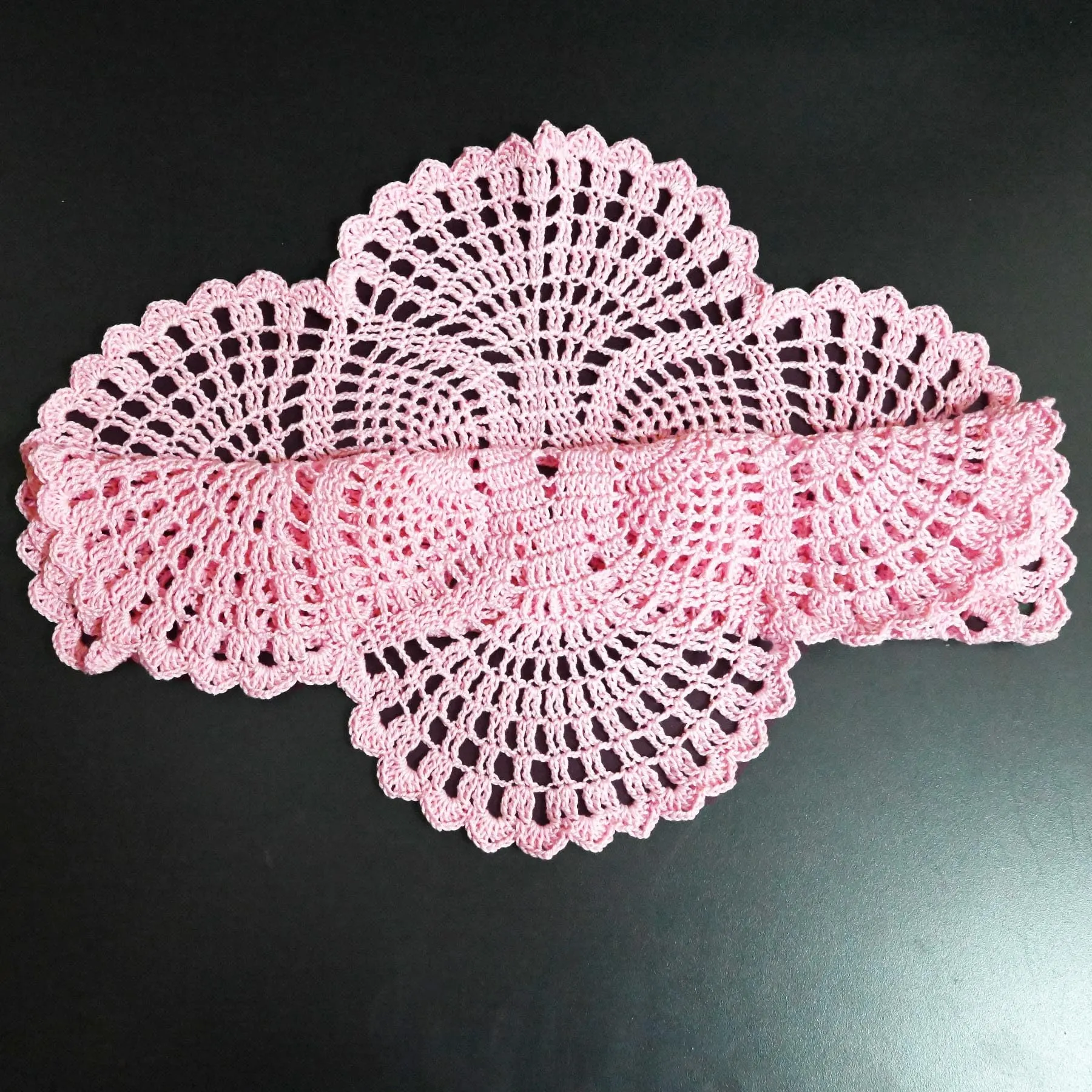 BOMHCS Centrino in pizzo fatto a mano all'uncinetto, rotondo, da 39,4 cm a 44,5 cm, con 6 petali e fiori, sottobicchieri, vintage, per vasi, tazze (1, rosa) - immagine 3