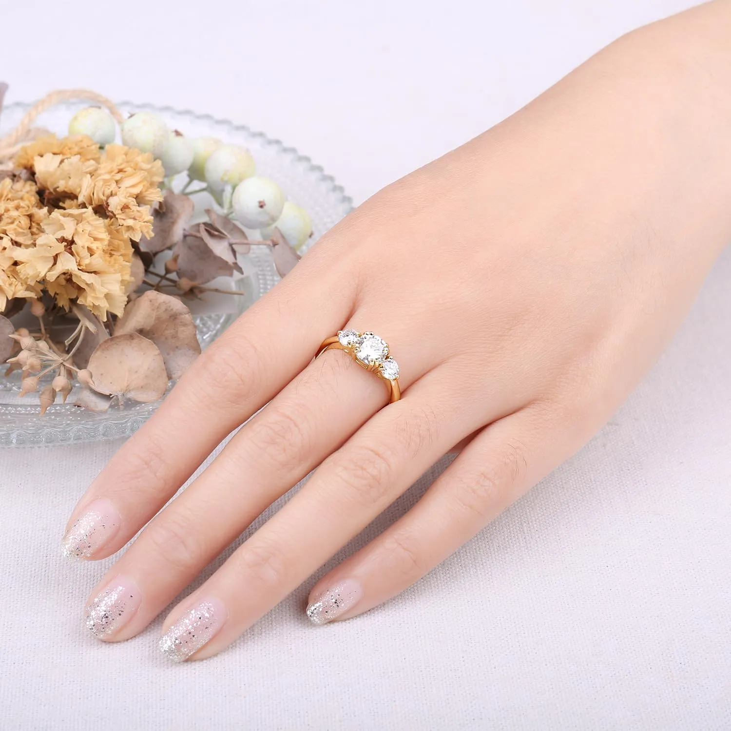 JewelryPalace 1ct Classico Anello a Tre Pietre Donna placcato oro giallo 14K con Cubica Zirconia, Anelli Dorati Donna con Pietra Rotondo, Fede Nuziale in Oro Anello Matrimonio Set Gioielli Donna 17 - immagine 4