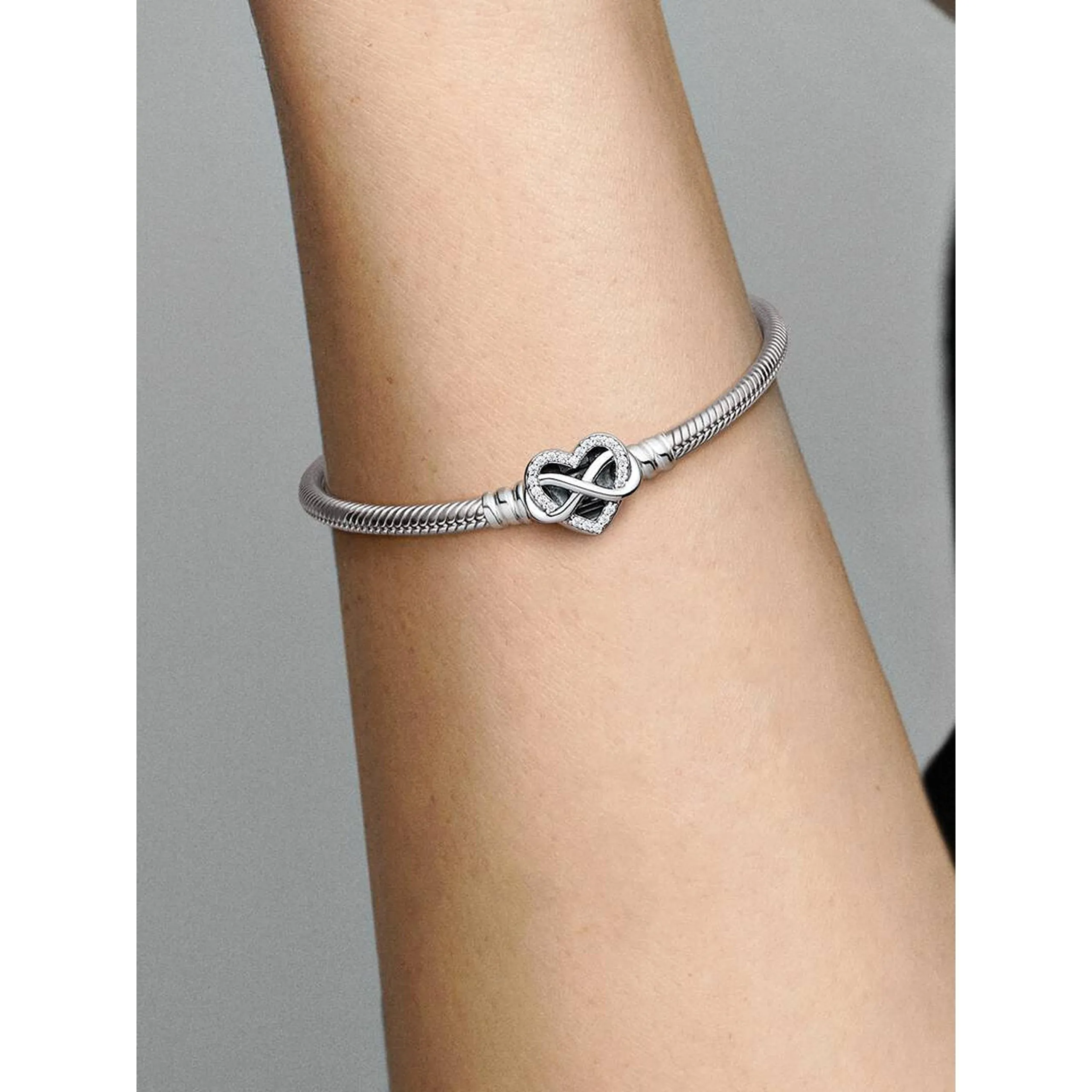 PANDORA Bracciale Moments in maglia snake in argento Sterling con chiusura a forma di cuore con simbolo dell'infinito con zirconi cubici trasparenti, 17 - immagine 3