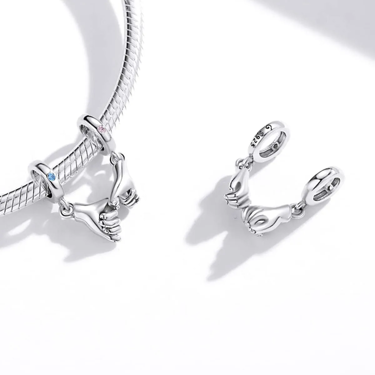 SOUTHPLUS Ciondoli Argento Sterling 925 con Cubic Zirconia Pendenti,Charms per Bracciali,con Braccialetti e Collane Europei, Perfetto Regali per Moglie e Ragazze (Hang in Hand) - immagine 2