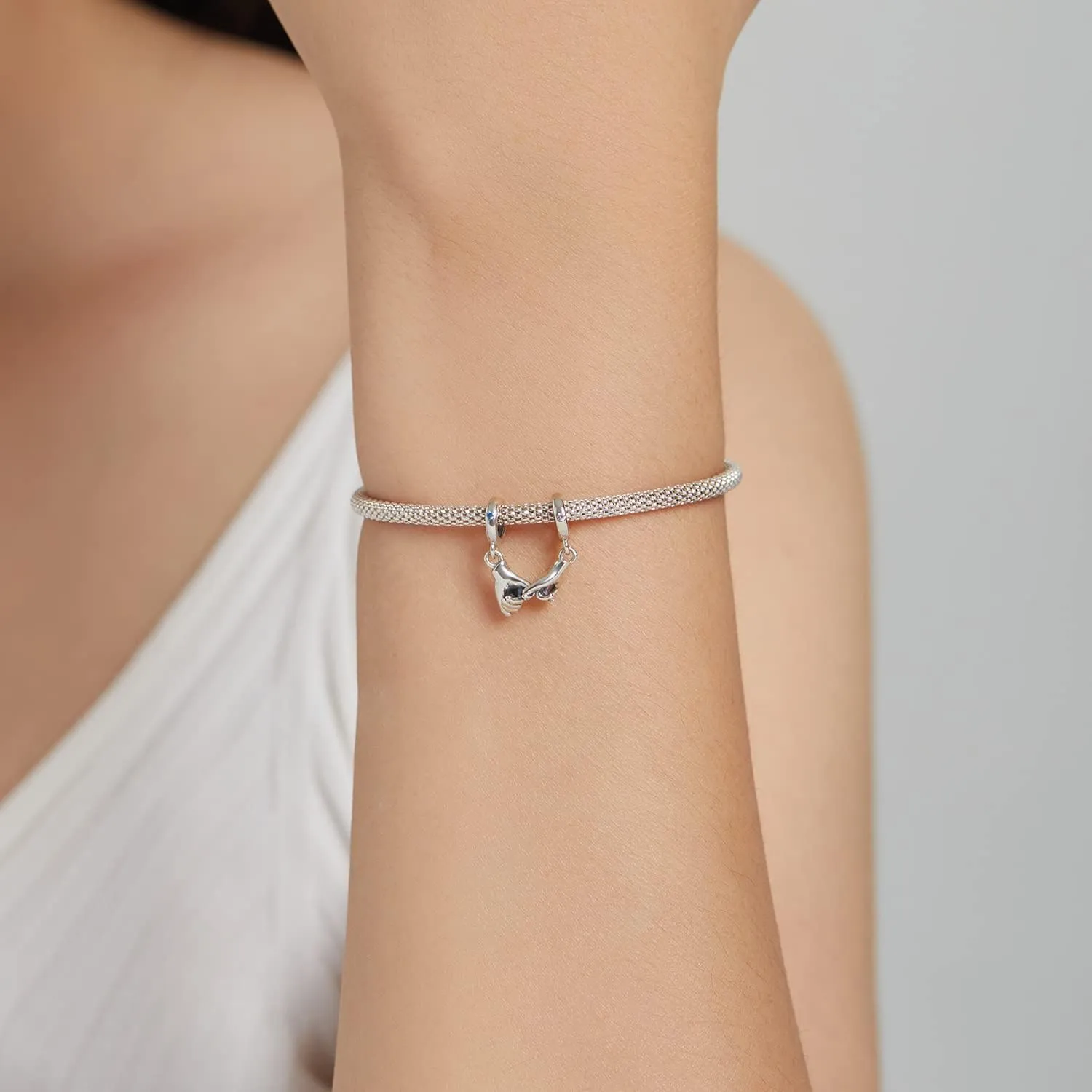 SOUTHPLUS Ciondoli Argento Sterling 925 con Cubic Zirconia Pendenti,Charms per Bracciali,con Braccialetti e Collane Europei, Perfetto Regali per Moglie e Ragazze (Hang in Hand) - immagine 3