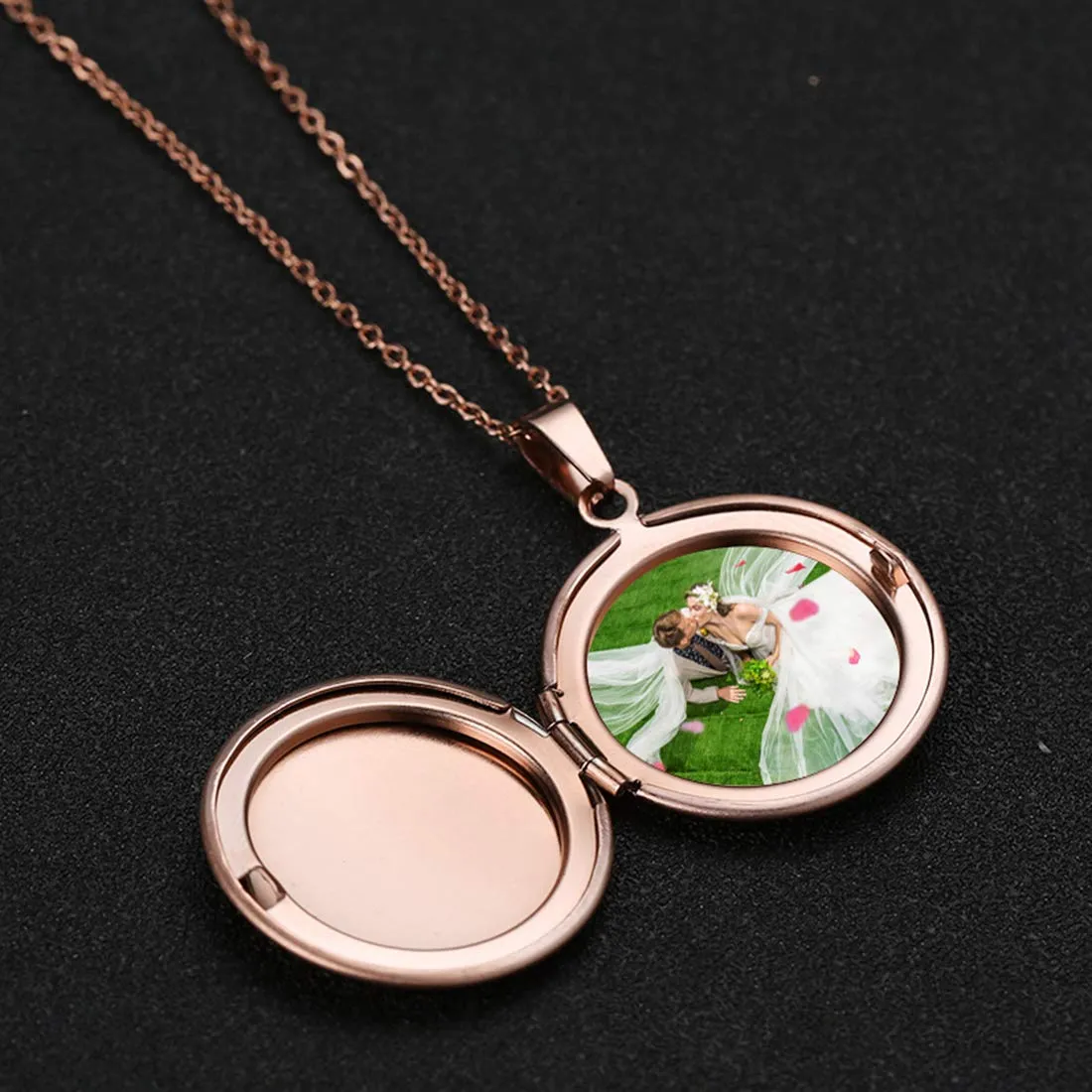RWQIAN Collana di Foto Personalizzata per le Donne Ragazze Coppia in Acciaio Inossidabile Tondo oro rosa Locket Portafoto Pendente Incisione Testo Collane Gioielli - immagine 5