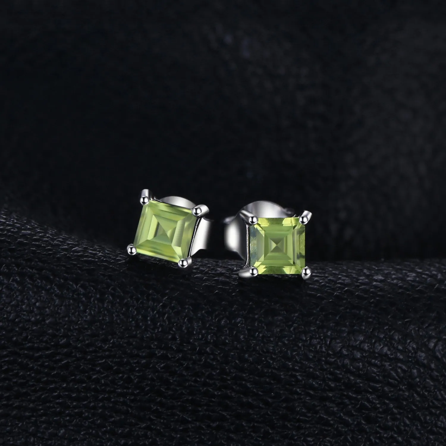 JewelryPalace 0.6ct Orecchini a Lobo Donna Argento 925 con Naturale Peridoto Verde, Piercing Orecchini a Bottone Donna con Pietre Dure a Taglio Quadrato, Orecchini Verdi e Argento Set Gioielli - immagine 3