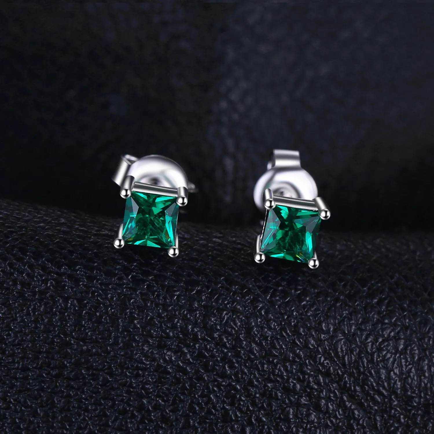 JewelryPalace Orecchini a Lobo Argento 925 Con Simulato Smeraldo Verde, Piercing a Bottone Con Pietre a Taglio Principessa, Set Gioielli Donna Verdi e Argento - immagine 3