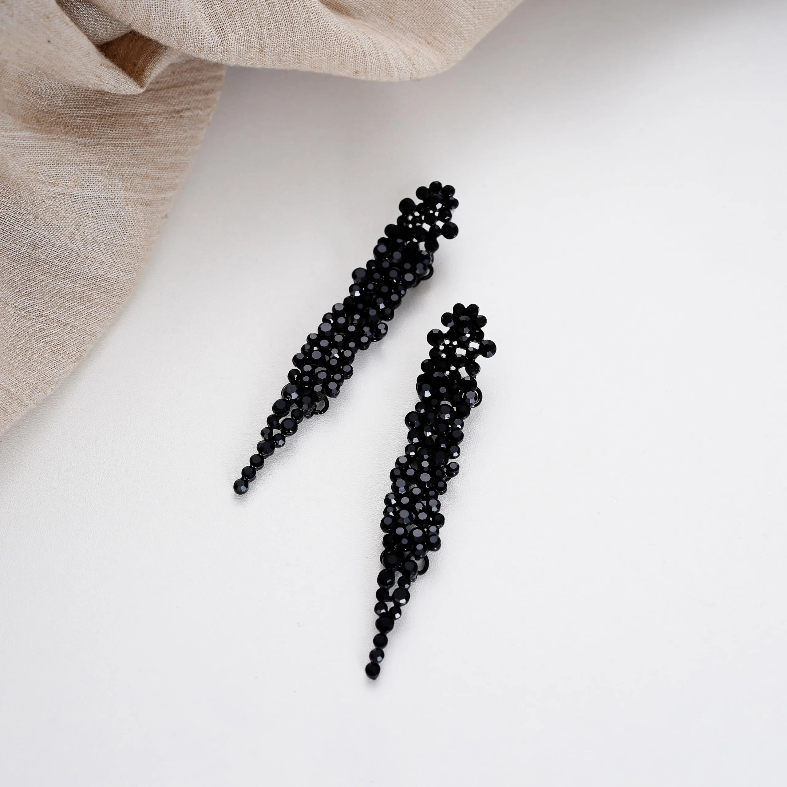 EVER FAITH Cristalli austriaci Art Deco Statement Orecchini, Banchetto Prom Long Chandelier Orecchini pendenti per donna Nero Nero-fondo - immagine 5