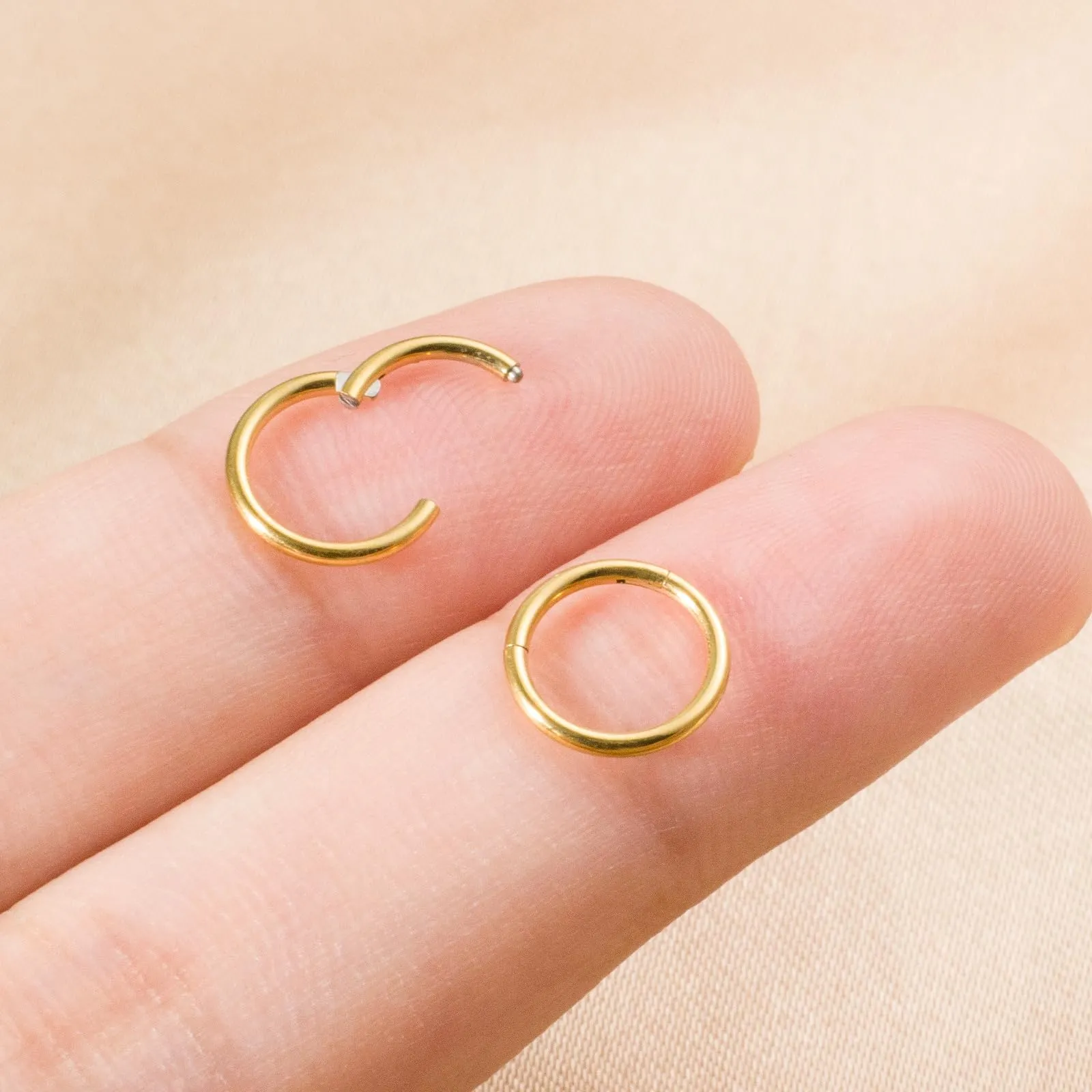 Piccoli orecchini a cerchio in oro 14 carati, orecchino ipoallergenici per cartilagine, elice, trago, per donne e uomini, cerchi in acciaio chirurgico - immagine 2