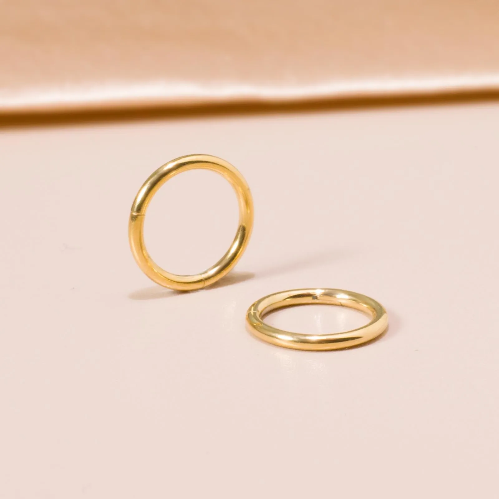 Piccoli orecchini a cerchio in oro 14 carati, orecchino ipoallergenici per cartilagine, elice, trago, per donne e uomini, cerchi in acciaio chirurgico - immagine 4