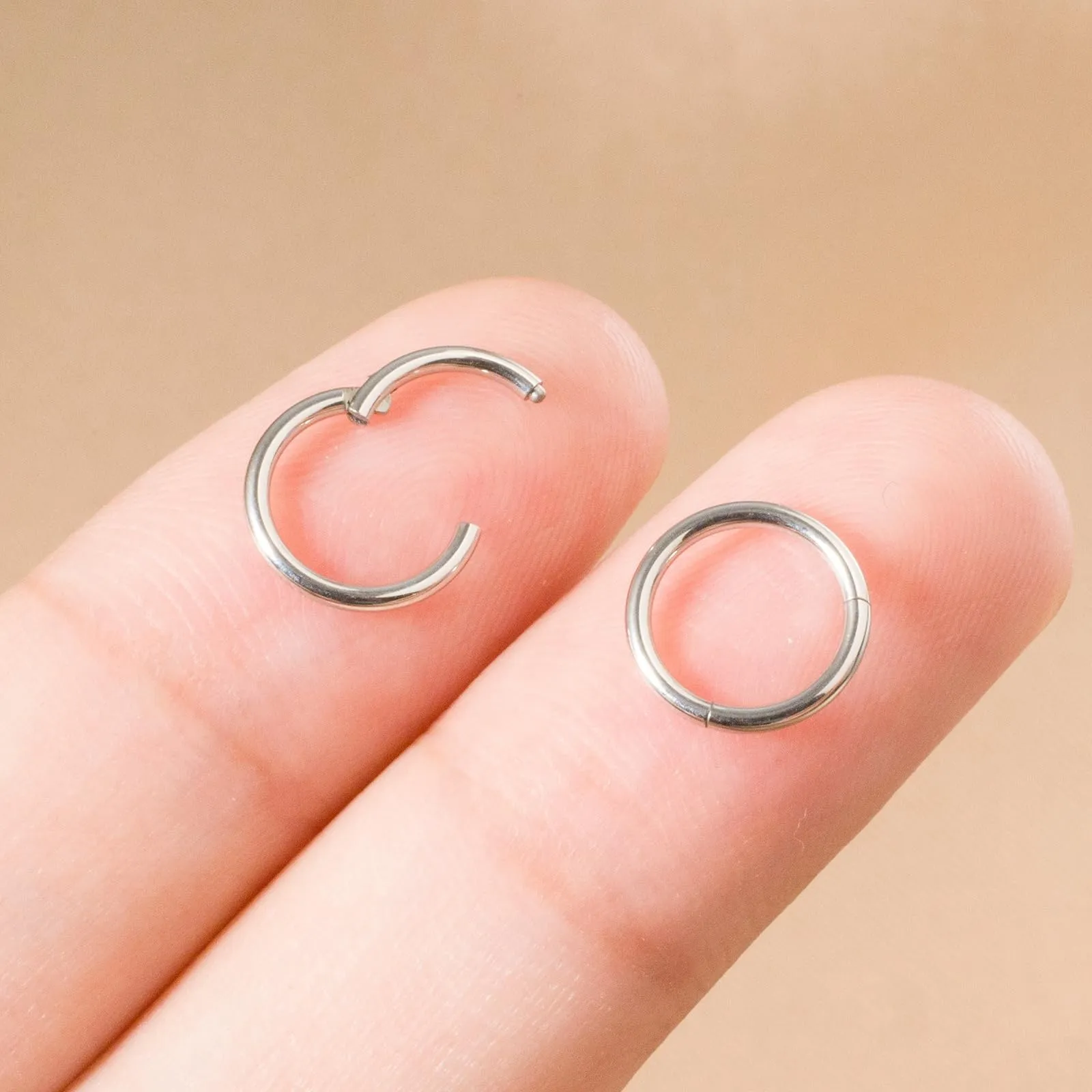 Piccoli orecchini a cerchio in oro 14 carati, orecchino ipoallergenici per cartilagine, elice, trago, per donne e uomini, cerchi in acciaio chirurgico - immagine 3