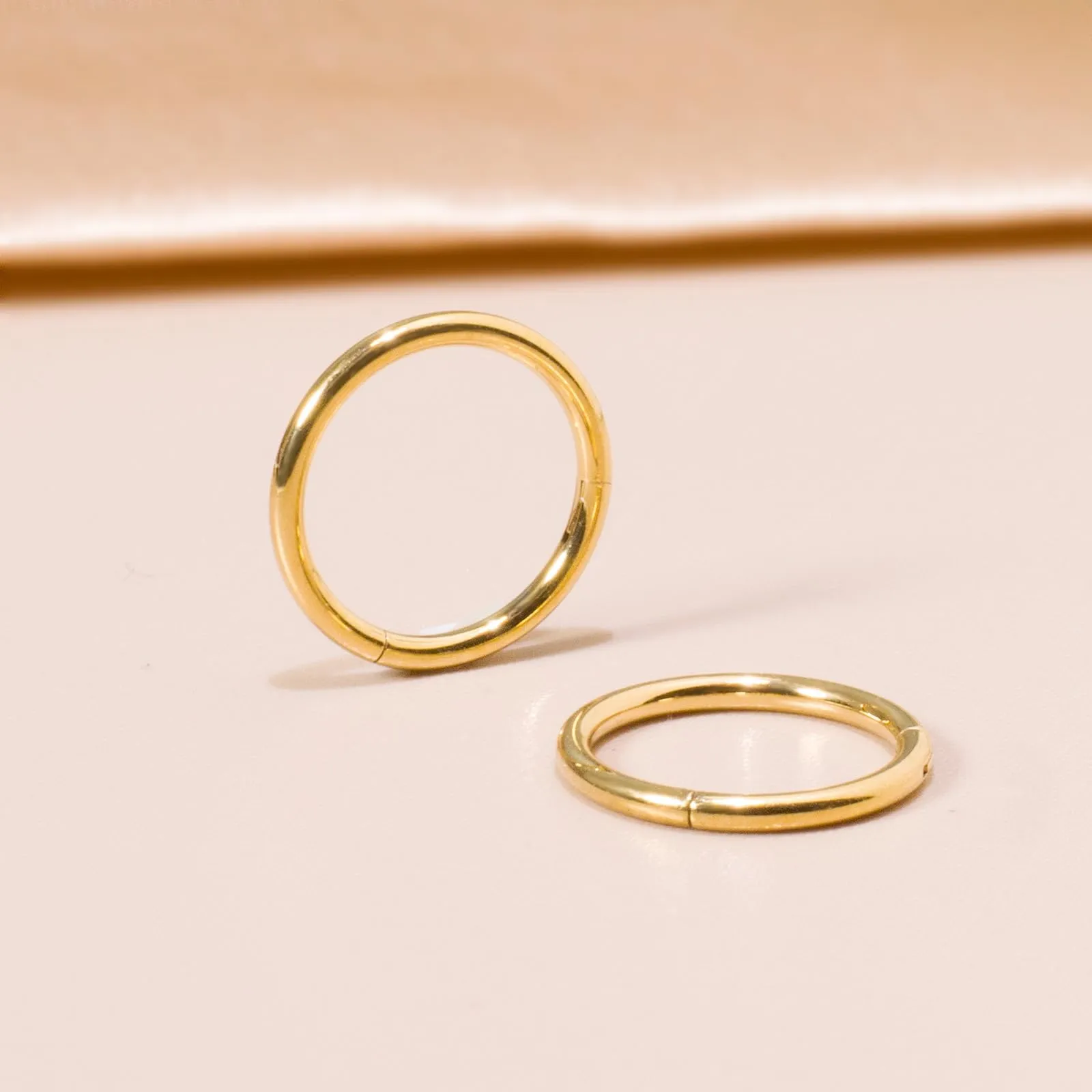 Piccoli orecchini a cerchio in oro 14 carati, orecchino ipoallergenici per cartilagine, elice, trago, per donne e uomini, cerchi in acciaio chirurgico - immagine 4