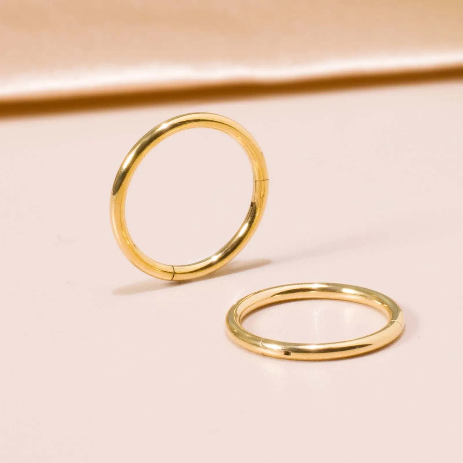 Piccoli orecchini a cerchio in oro 14 carati, orecchino ipoallergenici per cartilagine, elice, trago, per donne e uomini, cerchi in acciaio chirurgico - immagine 4