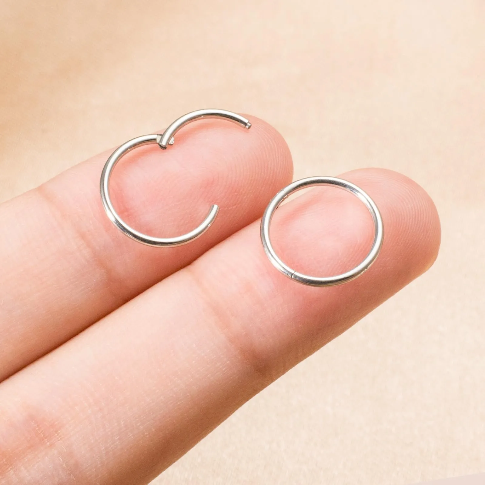 Piccoli orecchini a cerchio in oro, leggeri placcati in oro 14 K, orecchini a cerchio per cartilagine, elice, trago, ipoallergenici, per donne e uomini, piccoli cerchi sottili, in acciaio chirurgico - immagine 2