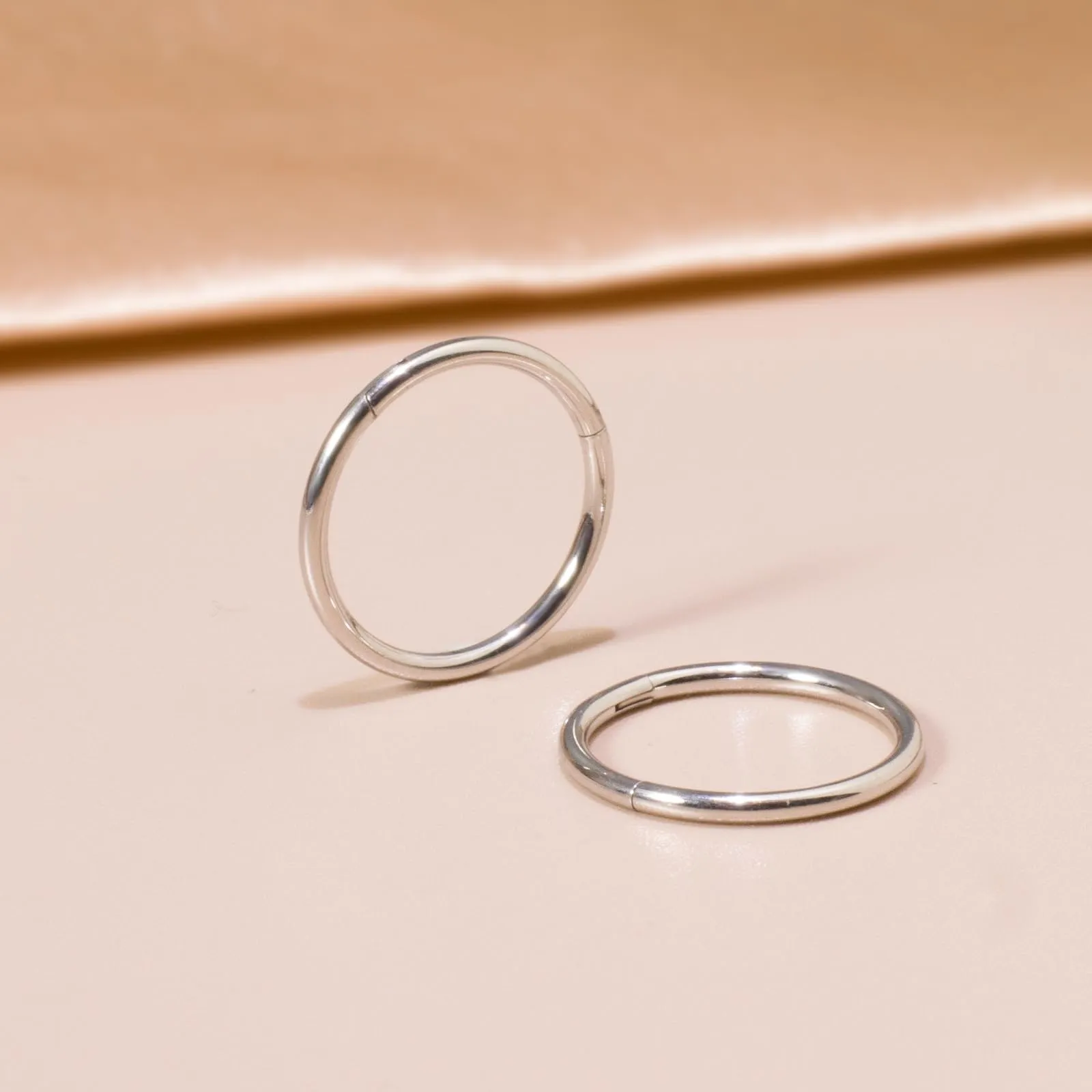 Piccoli orecchini a cerchio in oro, leggeri placcati in oro 14 K, orecchini a cerchio per cartilagine, elice, trago, ipoallergenici, per donne e uomini, piccoli cerchi sottili, in acciaio chirurgico - immagine 5