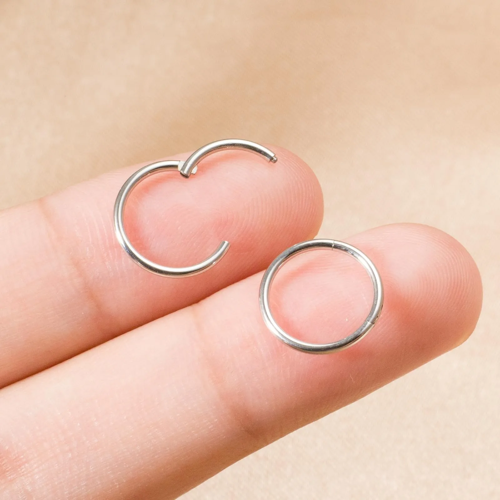 Piccoli orecchini a cerchio in oro, leggeri, placcati in oro 14K, orecchini a cerchio Huggie per cartilagine, elice, trago, ipoallergenici, per donne e uomini, piccoli cerchi sottili - immagine 3