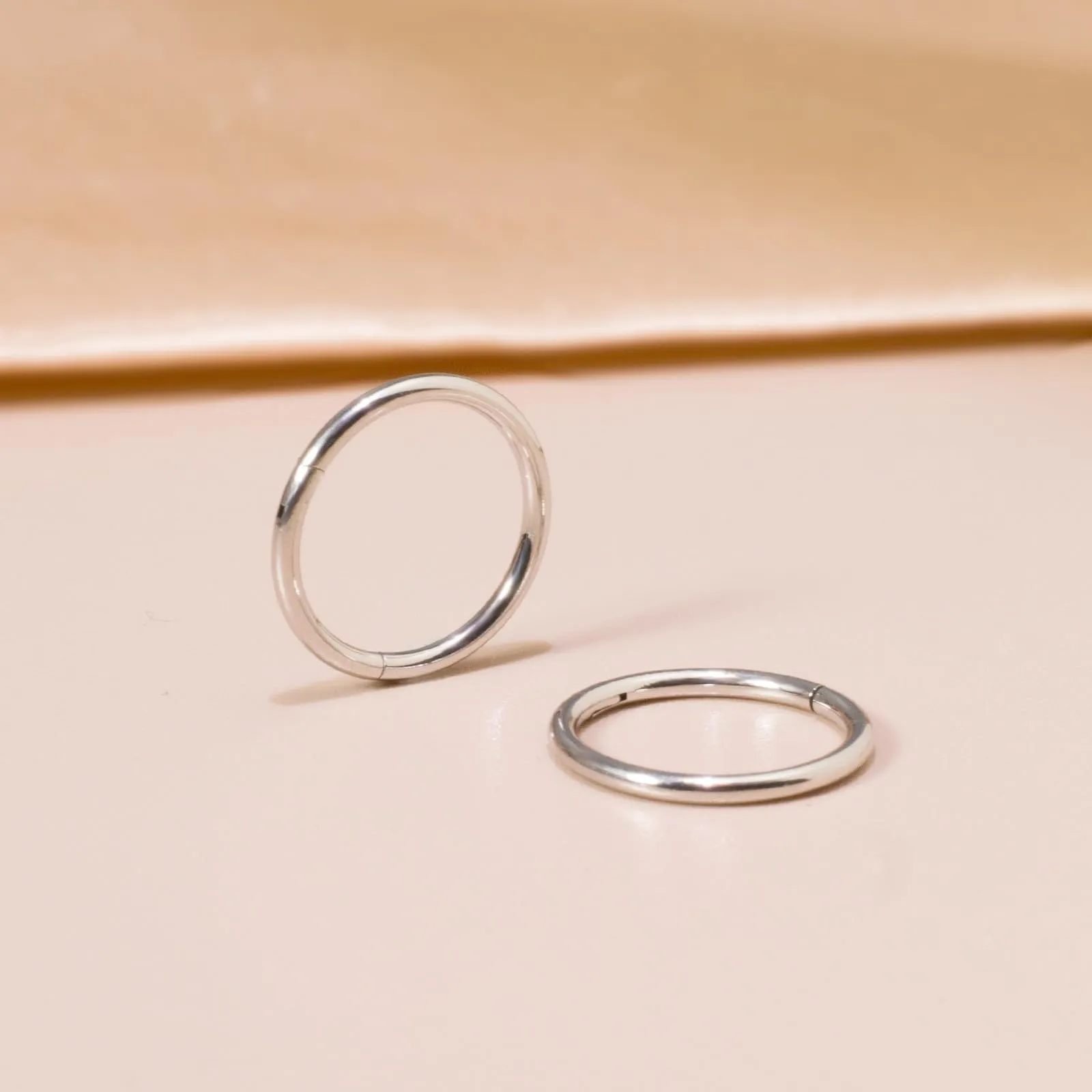 Piccoli orecchini a cerchio in oro, leggeri, placcati in oro 14K, orecchini a cerchio Huggie per cartilagine, elice, trago, ipoallergenici, per donne e uomini, piccoli cerchi sottili - immagine 5