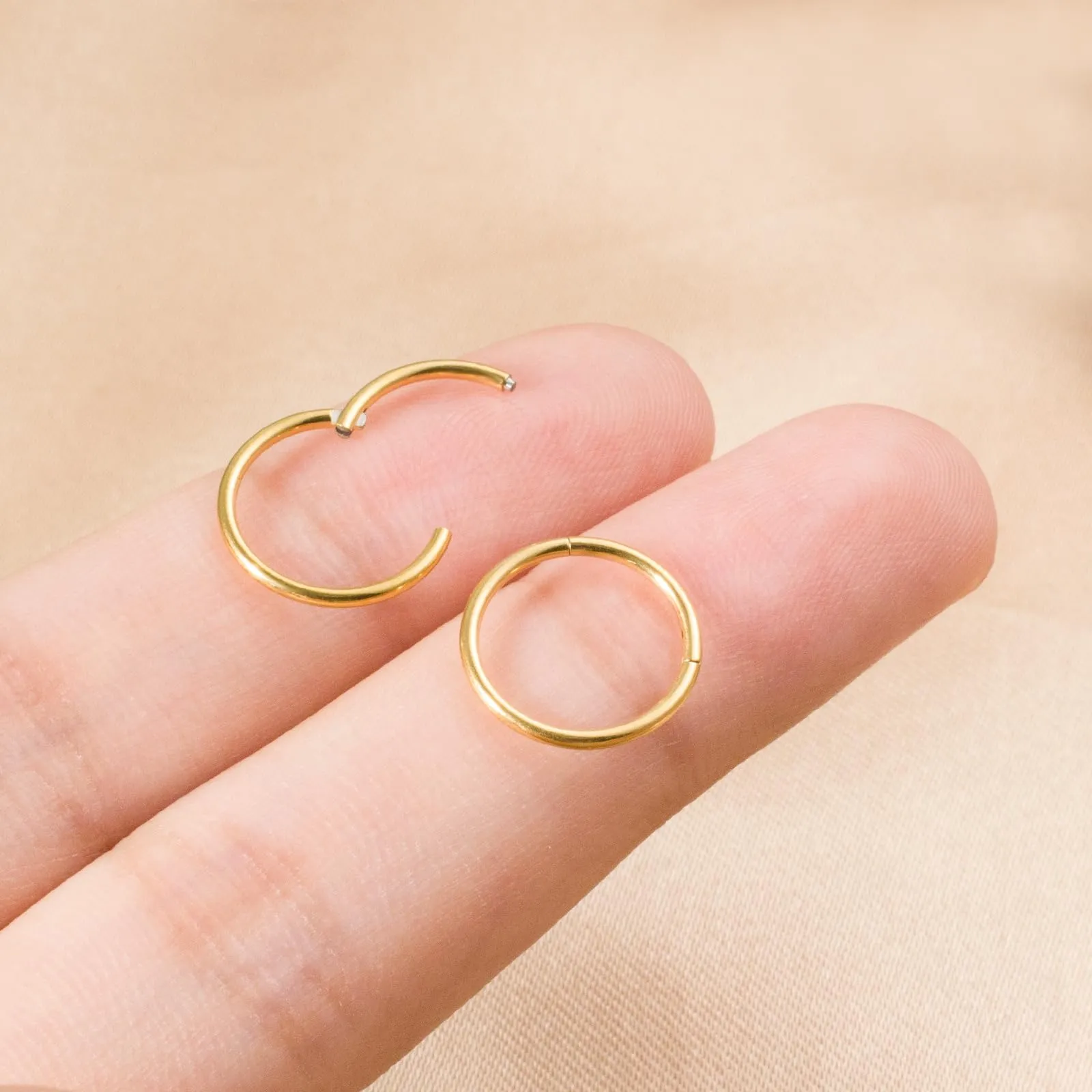 Piccoli orecchini a cerchio in oro 14 carati, orecchino ipoallergenici per cartilagine, elice, trago, per donne e uomini, cerchi in acciaio chirurgico - immagine 3