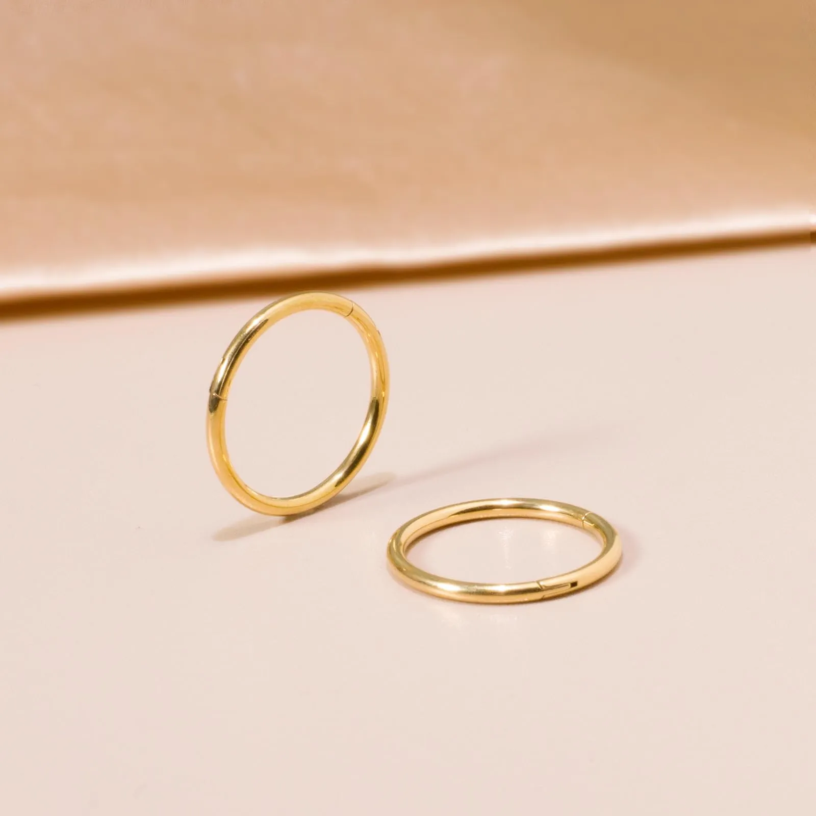 Piccoli orecchini a cerchio in oro 14 carati, orecchino ipoallergenici per cartilagine, elice, trago, per donne e uomini, cerchi in acciaio chirurgico - immagine 4