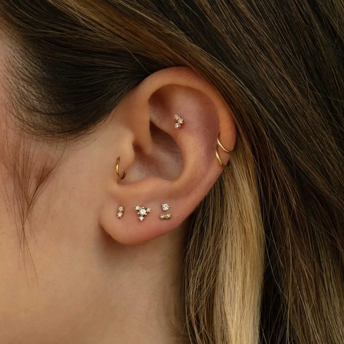 DAILI Orecchini a cerchio piccoli in oro, leggeri, placcati in oro 14 carati, orecchini a cerchio per cartilagine, elice, tragus, ipoallergenici, per donne e uomini, piccoli cerchi sottili in acciaio - immagine 3