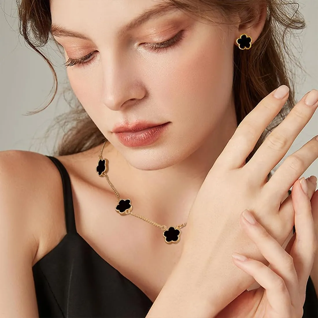 XIWCAFC Parure Gioielli Quadrifoglio per Donna 18K Placcato Oro Acciaio Inossidabile Fortunato Quadrifoglio Collana Orecchini Bracciali Set di Gioielli Sposa Regalo Dirndl Gioielli (Nero) - immagine 4