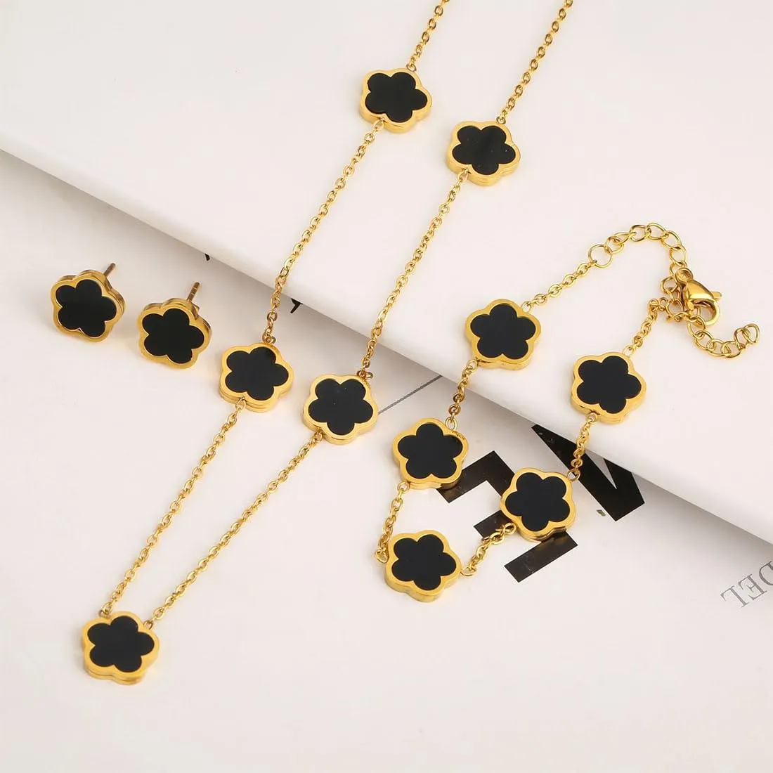 XIWCAFC Parure Gioielli Quadrifoglio per Donna 18K Placcato Oro Acciaio Inossidabile Fortunato Quadrifoglio Collana Orecchini Bracciali Set di Gioielli Sposa Regalo Dirndl Gioielli (Nero) - immagine 7
