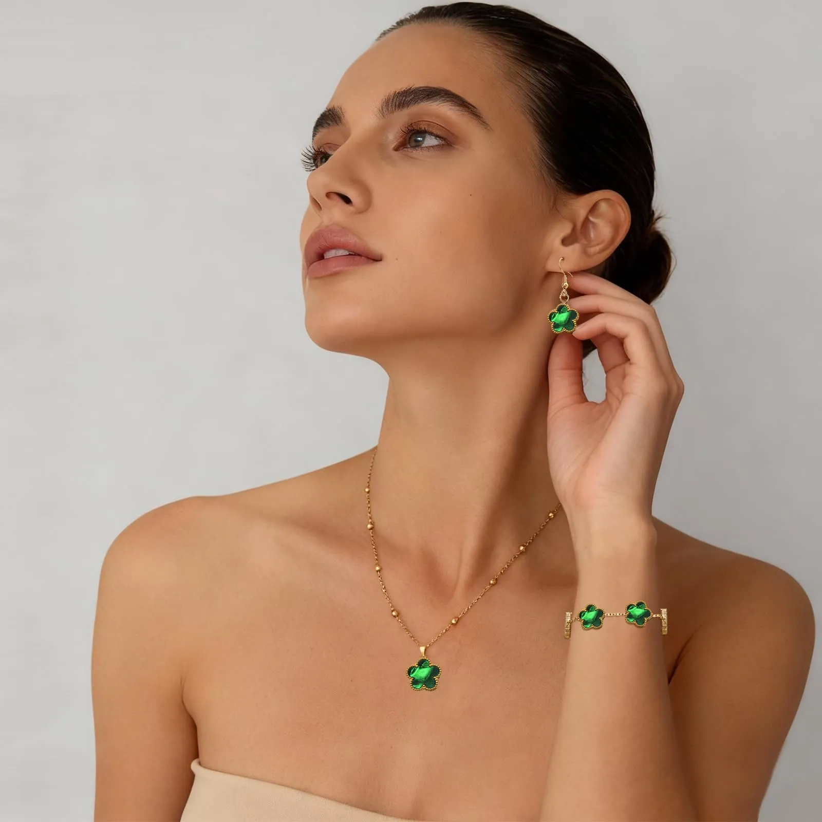 Parure Gioielli Quadrifoglio da Donna Ragazze 18K Placcato Acciaio Inossidabile Ciondolo a Due Lati Fortunato Quadrifoglio Collana Orecchini Bracciali a Forma di Cinque Foglie Set di Gioielli (Verde) - immagine 4