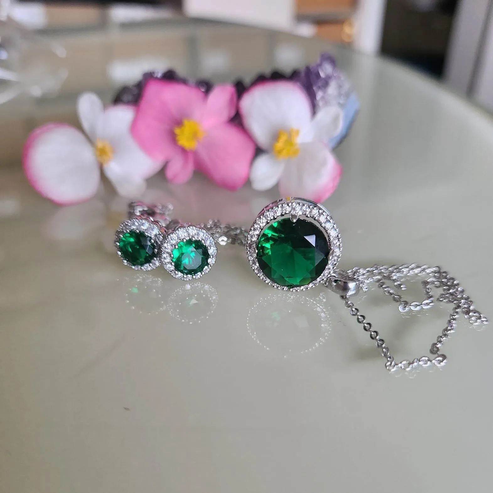Crystalline Azuria Donna 18ct Placcato Oro Bianco Verde Smeraldo simulato Cristalli di Zirconi Parure Collana con Ciondolo 45 cm Orecchini Bracciale - immagine 3