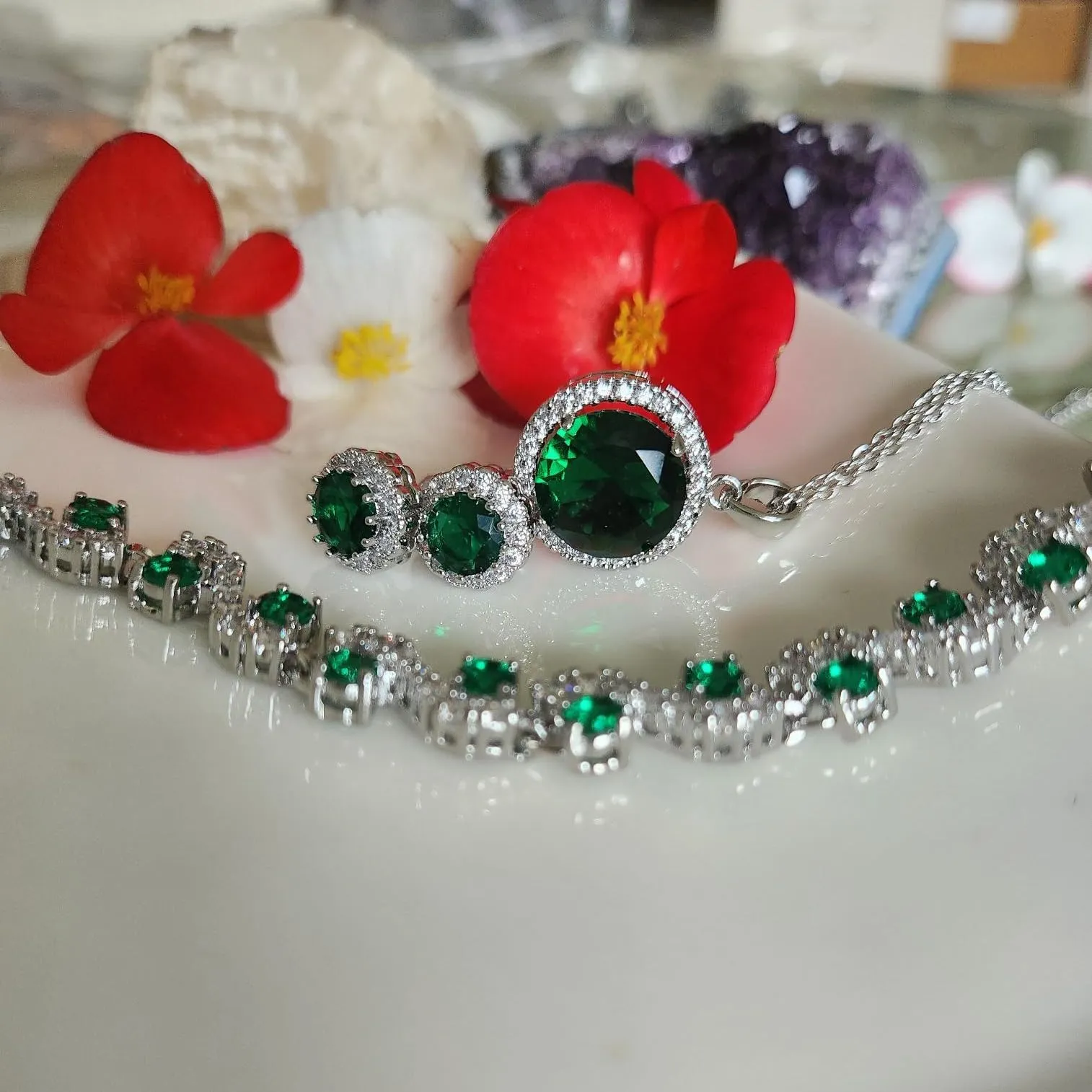 Crystalline Azuria Donna 18ct Placcato Oro Bianco Verde Smeraldo simulato Cristalli di Zirconi Parure Collana con Ciondolo 45 cm Orecchini Bracciale - immagine 4