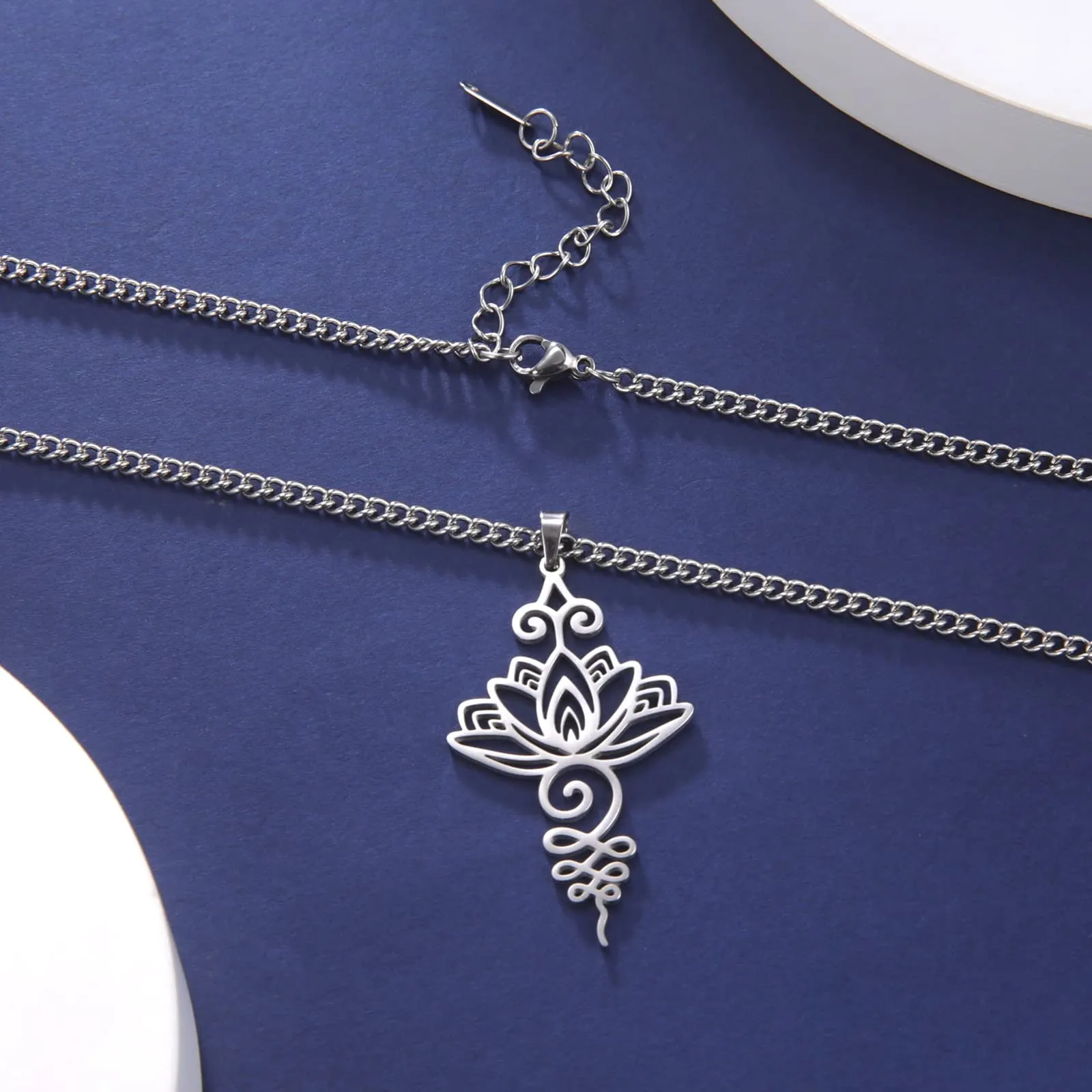 VASSAGO Collana con ciondolo a forma di fiore di loto Acciaio inossidabile Collana Unalome Lotus Chakra Simbolo Geometria Indù Ciondolo Lotus Gioielli Spirituale Regalo per Uomini Donne (Argento) - immagine 3