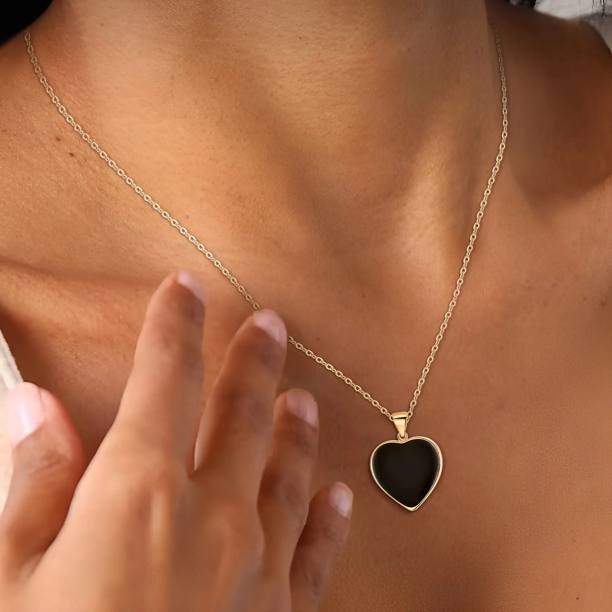EVER FAITH Set di Gioielli Cuore Non abbinati per Le Donne, Collana Pendente Nero di Orecchini Asimmetrici Regali di per lei/Moglie/Mamma/Valentine's Day Placcati in Oro 14K - immagine 3