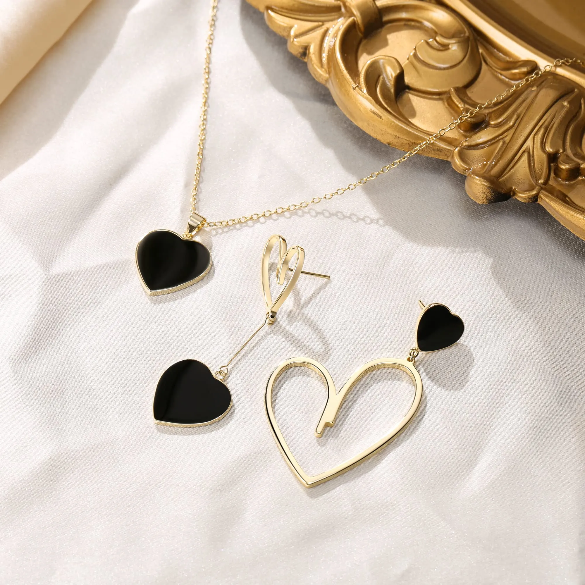 EVER FAITH Set di Gioielli Cuore Non abbinati per Le Donne, Collana Pendente Nero di Orecchini Asimmetrici Regali di per lei/Moglie/Mamma/Valentine's Day Placcati in Oro 14K - immagine 6