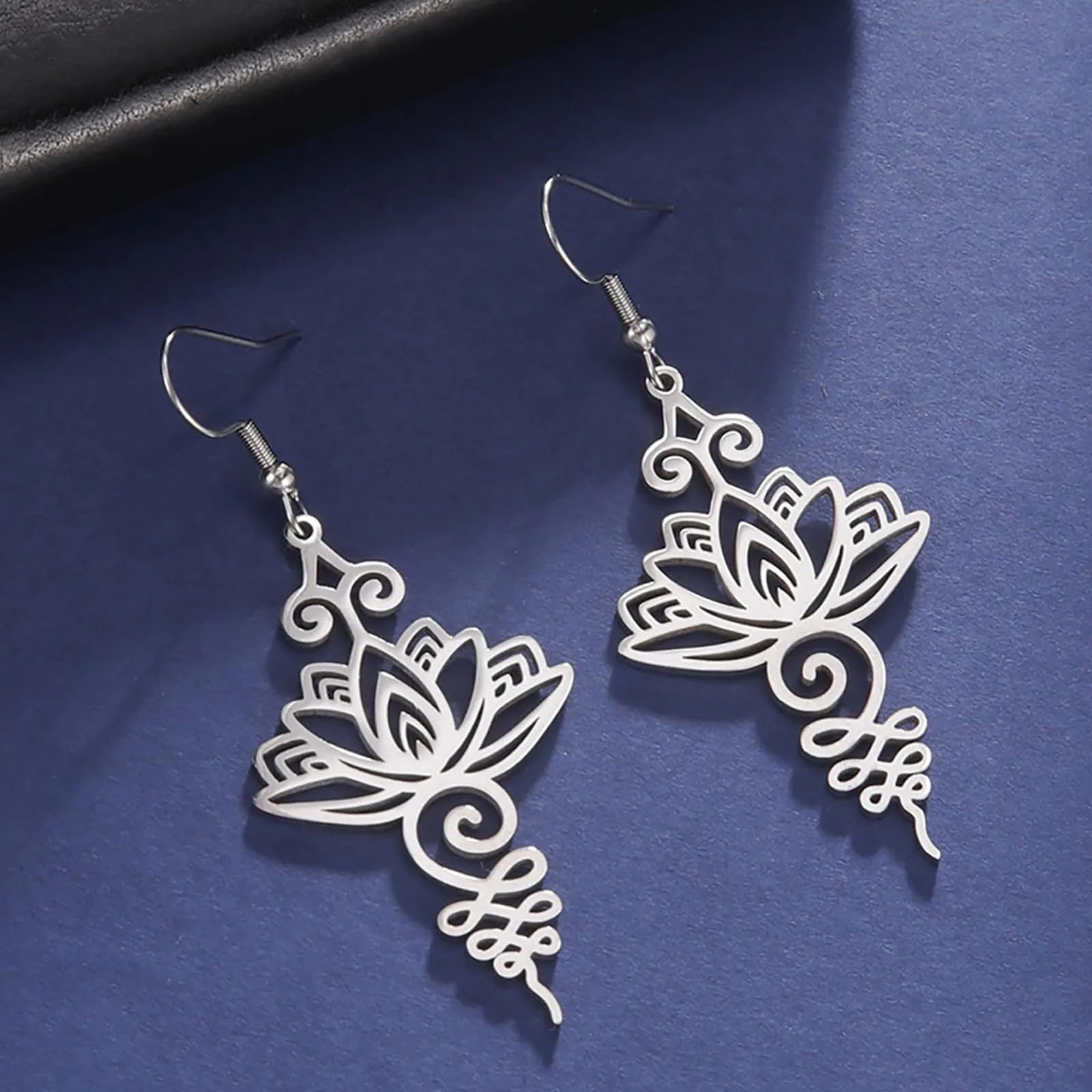 VASSAGO - Collana con ciondolo a forma di fiore di loto in acciaio inossidabile Unalome, collana choker con simbolo Chakra, simbolo geometrico, fiore di loto induista, gioielli spirituali - immagine 4