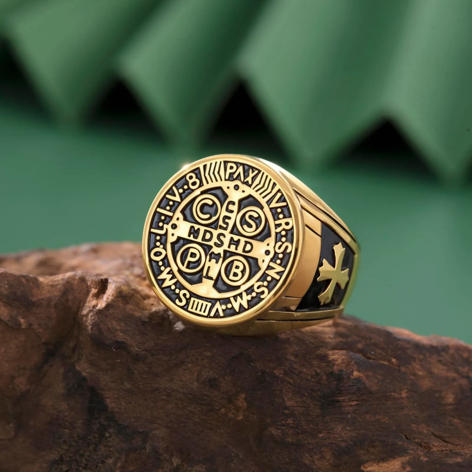 Amaxer San Benedetto di Nursia Anello con sigillo per uomo San Benedetto Esorcismo Cattolico Croce Romana Protezione Religiosa Anello di Dichiarazione Punk (Oro, 20mm) - immagine 4