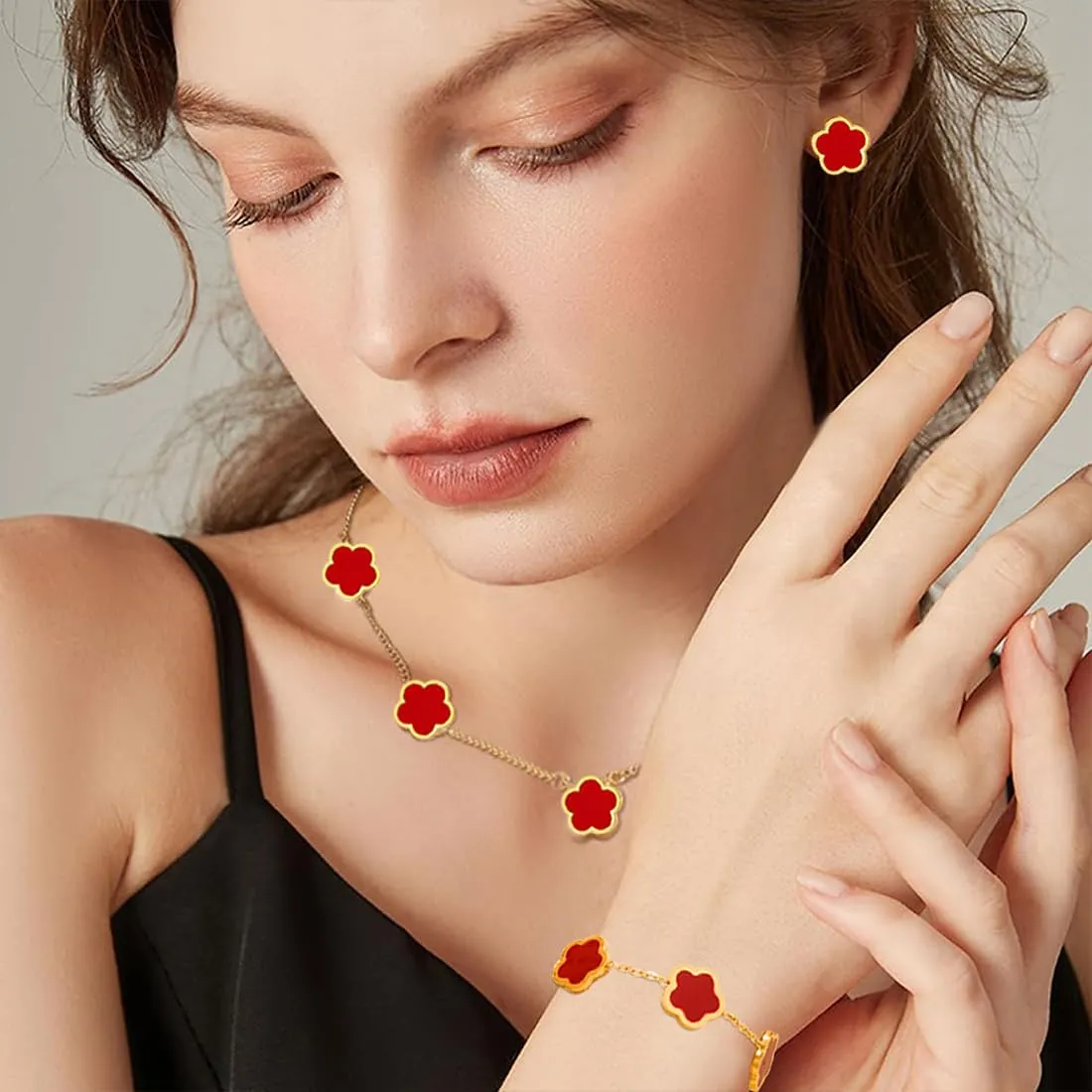 XIWCAFC Parure Gioielli Quadrifoglio per Donna 18K Placcato Oro Acciaio Inossidabile Fortunato Quadrifoglio Collana Orecchini Bracciali Set di Gioielli Sposa Regalo Dirndl Gioielli (Rosso) - immagine 3