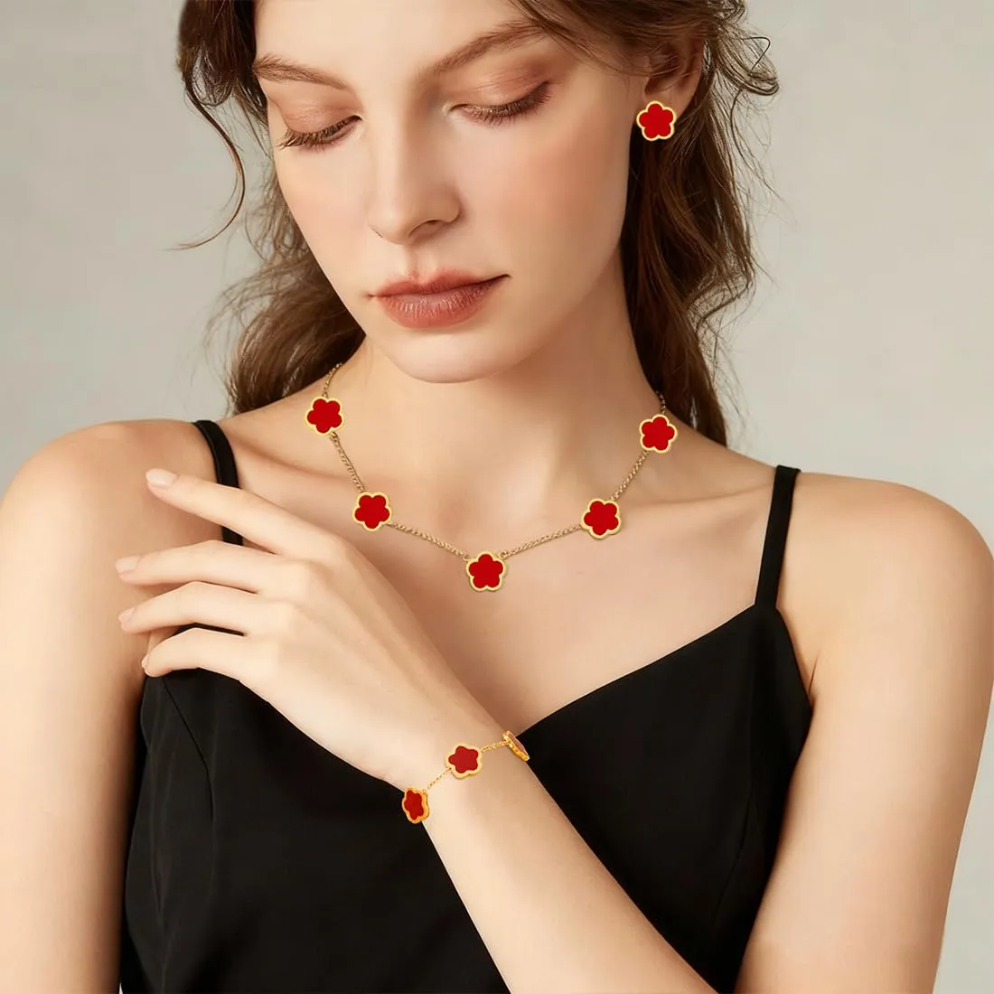 XIWCAFC Parure Gioielli Quadrifoglio per Donna 18K Placcato Oro Acciaio Inossidabile Fortunato Quadrifoglio Collana Orecchini Bracciali Set di Gioielli Sposa Regalo Dirndl Gioielli (Rosso) - immagine 4