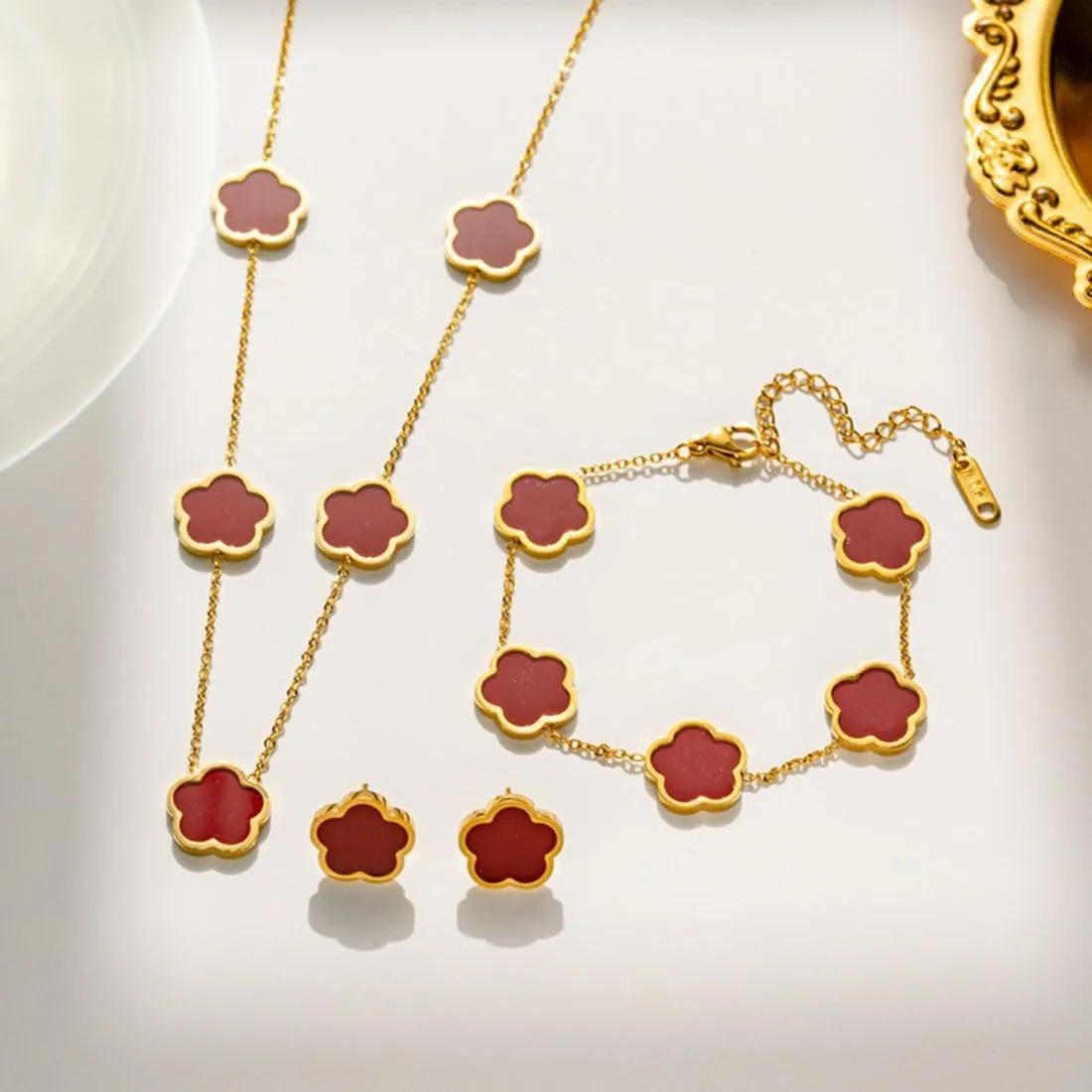 XIWCAFC Parure Gioielli Quadrifoglio per Donna 18K Placcato Oro Acciaio Inossidabile Fortunato Quadrifoglio Collana Orecchini Bracciali Set di Gioielli Sposa Regalo Dirndl Gioielli (Rosso) - immagine 7