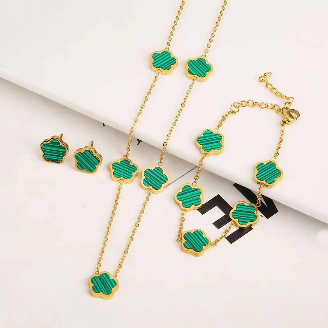 XIWCAFC Parure Gioielli Quadrifoglio per Donna 18K Placcato Oro Acciaio Inossidabile Fortunato Quadrifoglio Collana Orecchini Bracciali Set di Gioielli Sposa Regalo Dirndl Gioielli (Verde) - immagine 7