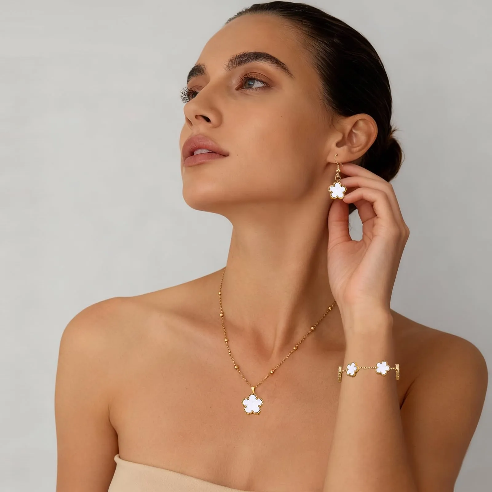 Parure Gioielli Quadrifoglio da Donna Ragazze 18K Placcato Acciaio Inossidabile Ciondolo a Due Lati Fortunato Quadrifoglio Collana Orecchini Bracciali a Forma di Cinque Foglie Set di Gioielli (Bianco) - immagine 4