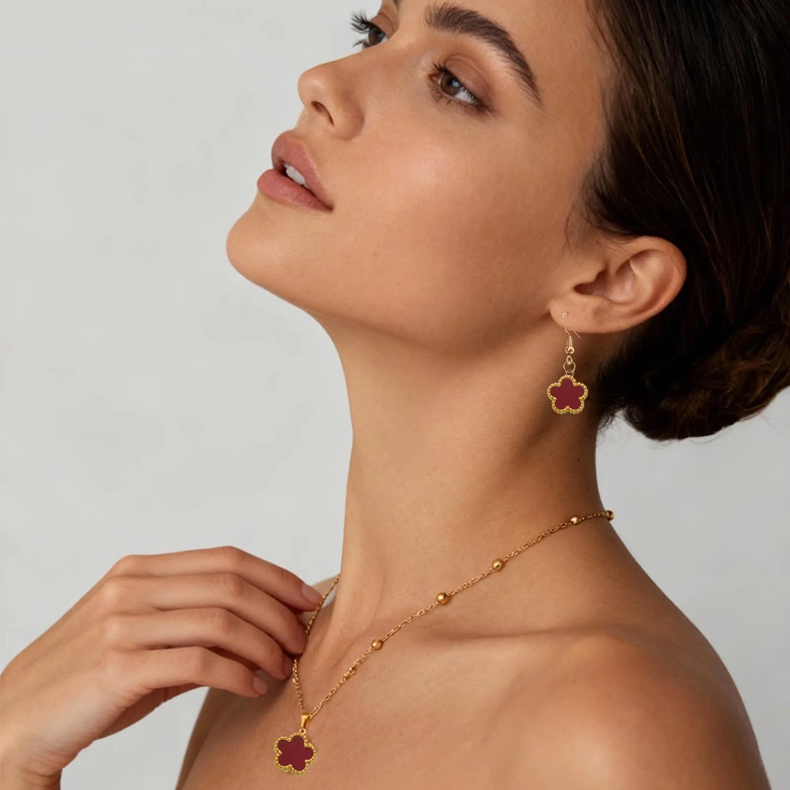 Parure Gioielli Quadrifoglio da Donna Ragazze 18K Placcato Acciaio Inossidabile Ciondolo a Due Lati Fortunato Quadrifoglio Collana Orecchini Bracciali a Forma di Cinque Foglie Set di Gioielli (Rosso) - immagine 7