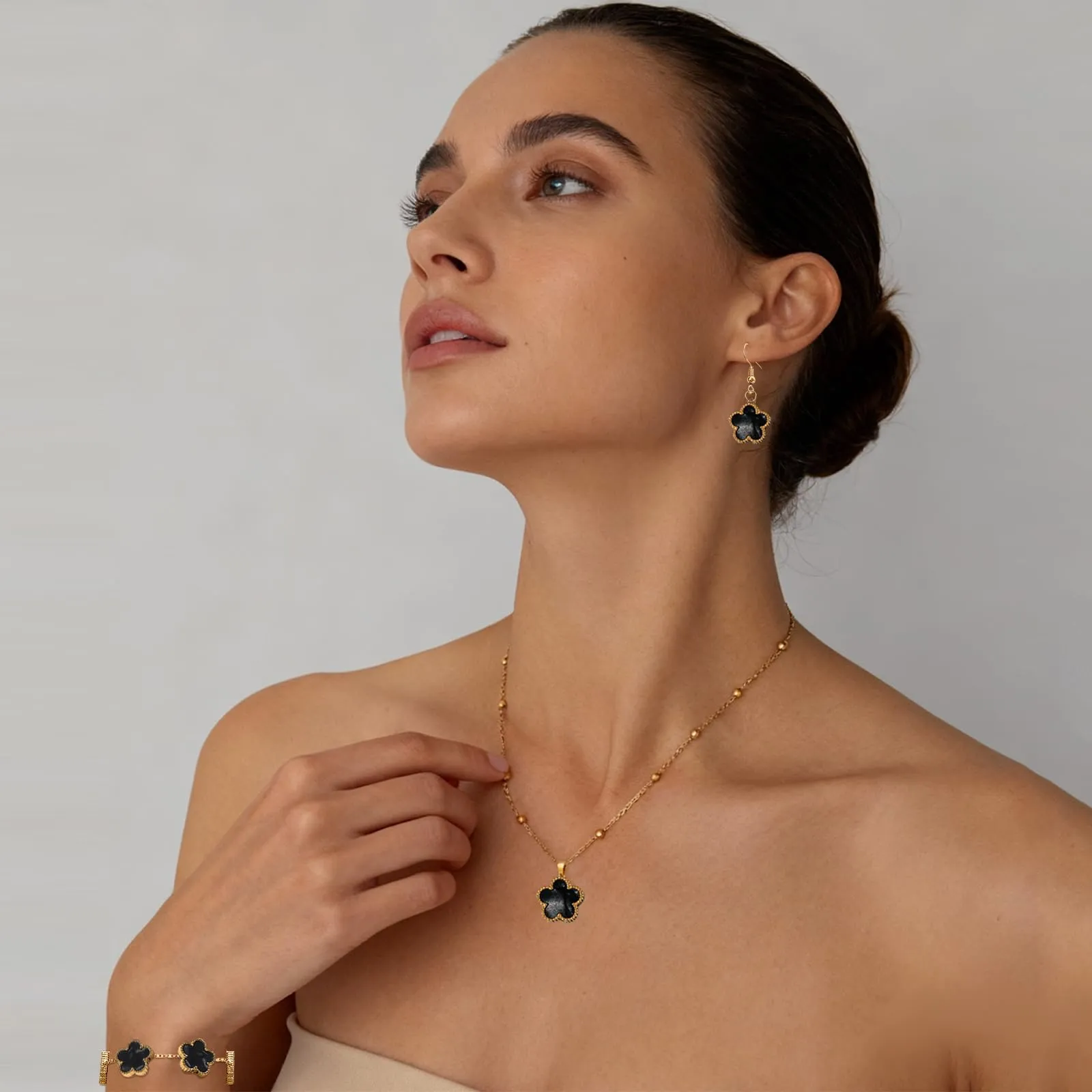 Parure Gioielli Quadrifoglio da Donna Ragazze 18K Placcato Acciaio Inossidabile Ciondolo a Due Lati Fortunato Quadrifoglio Collana Orecchini Bracciali a Forma di Cinque Foglie Set di Gioielli (Nero) - immagine 4