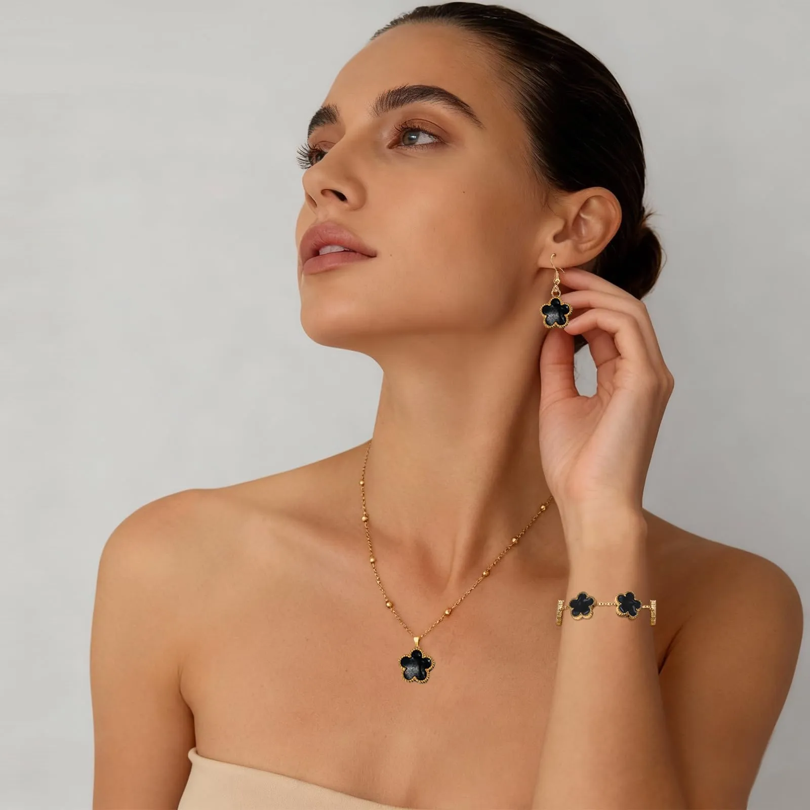 Parure Gioielli Quadrifoglio da Donna Ragazze 18K Placcato Acciaio Inossidabile Ciondolo a Due Lati Fortunato Quadrifoglio Collana Orecchini Bracciali a Forma di Cinque Foglie Set di Gioielli (Nero) - immagine 6