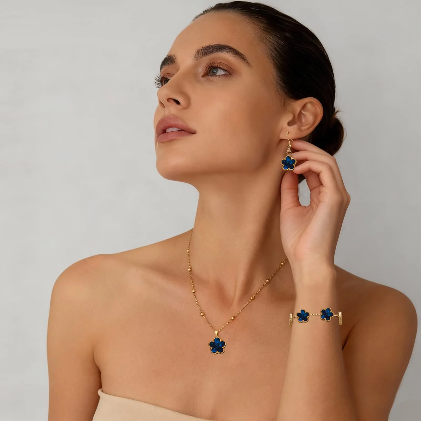 Parure Gioielli Quadrifoglio da Donna Ragazze 18K Placcato Acciaio Inossidabile Ciondolo a Due Lati Fortunato Quadrifoglio Collana Orecchini Bracciali a Forma di Cinque Foglie Set di Gioielli (Blu) - immagine 4