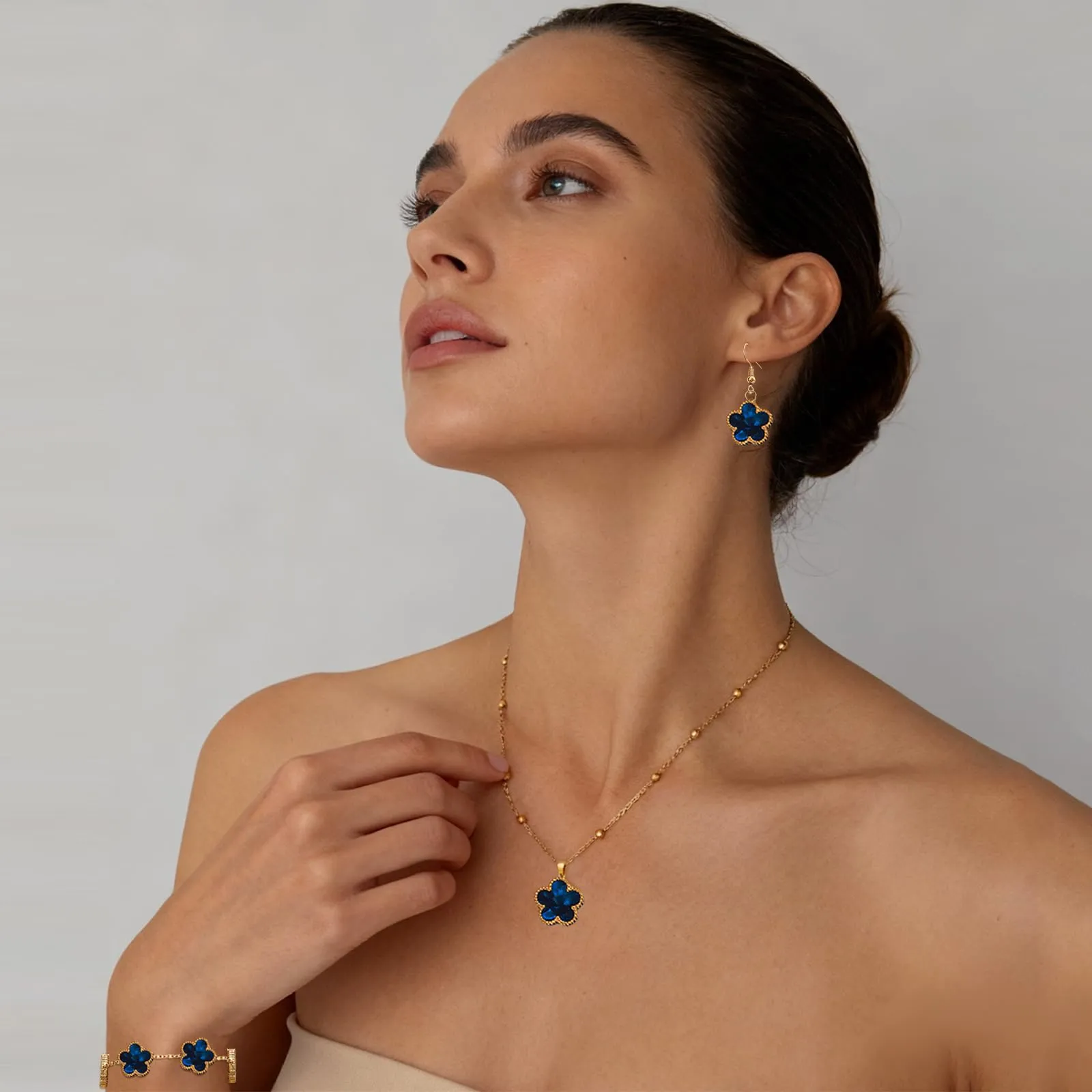 Parure Gioielli Quadrifoglio da Donna Ragazze 18K Placcato Acciaio Inossidabile Ciondolo a Due Lati Fortunato Quadrifoglio Collana Orecchini Bracciali a Forma di Cinque Foglie Set di Gioielli (Blu) - immagine 5