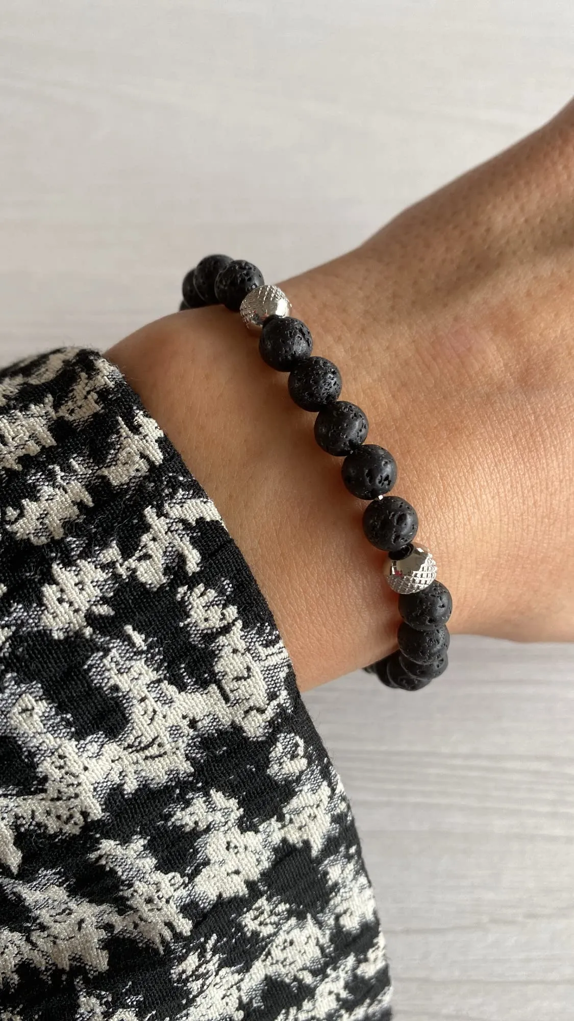 10:10 Bracciale con pietra lavica, beads in acciaio inox, bracciale resistente prodotto in Italia - immagine 3