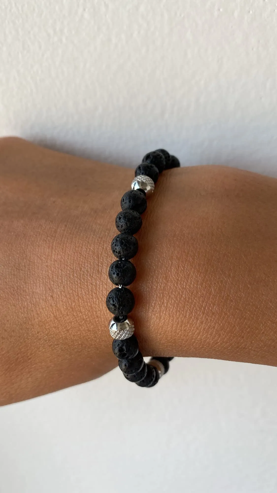 10:10 Bracciale con pietra lavica, beads in acciaio inox, bracciale resistente prodotto in Italia - immagine 5