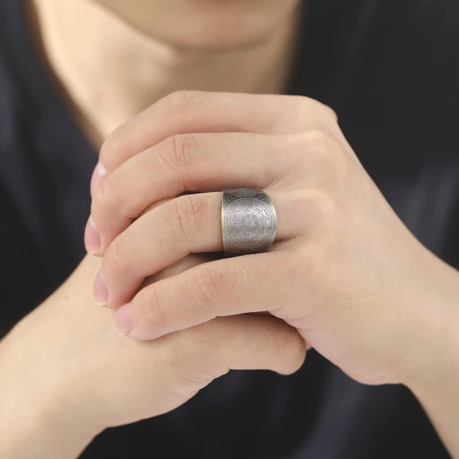 Amaxer Sette Arcangeli Anello per Uomo Cubo di Metatron Acciaio Inossidabile Il Sigillo di Salomone Tetragrammaton Arcangeli Protezione Anello Regolabile Fascia per Uomo Donna - immagine 3