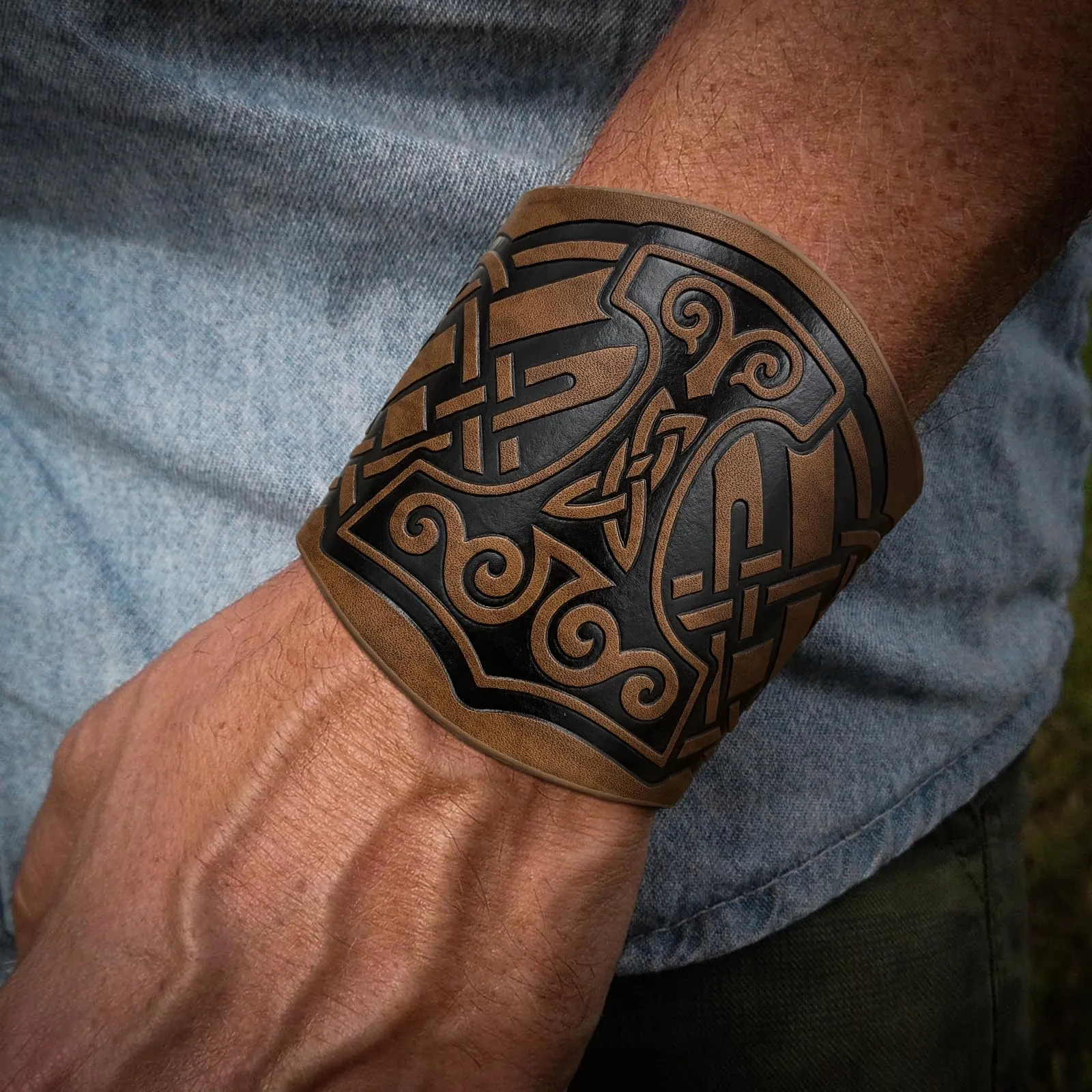HiiFeuer Bracciale a 2 pezzi in cuoio sintetico con goffratura vichinga, Polsino retrò norreno, Bracciale nordico Mjolnir con motivo Vegvisir. (Mjolnir Marrone) - immagine 2