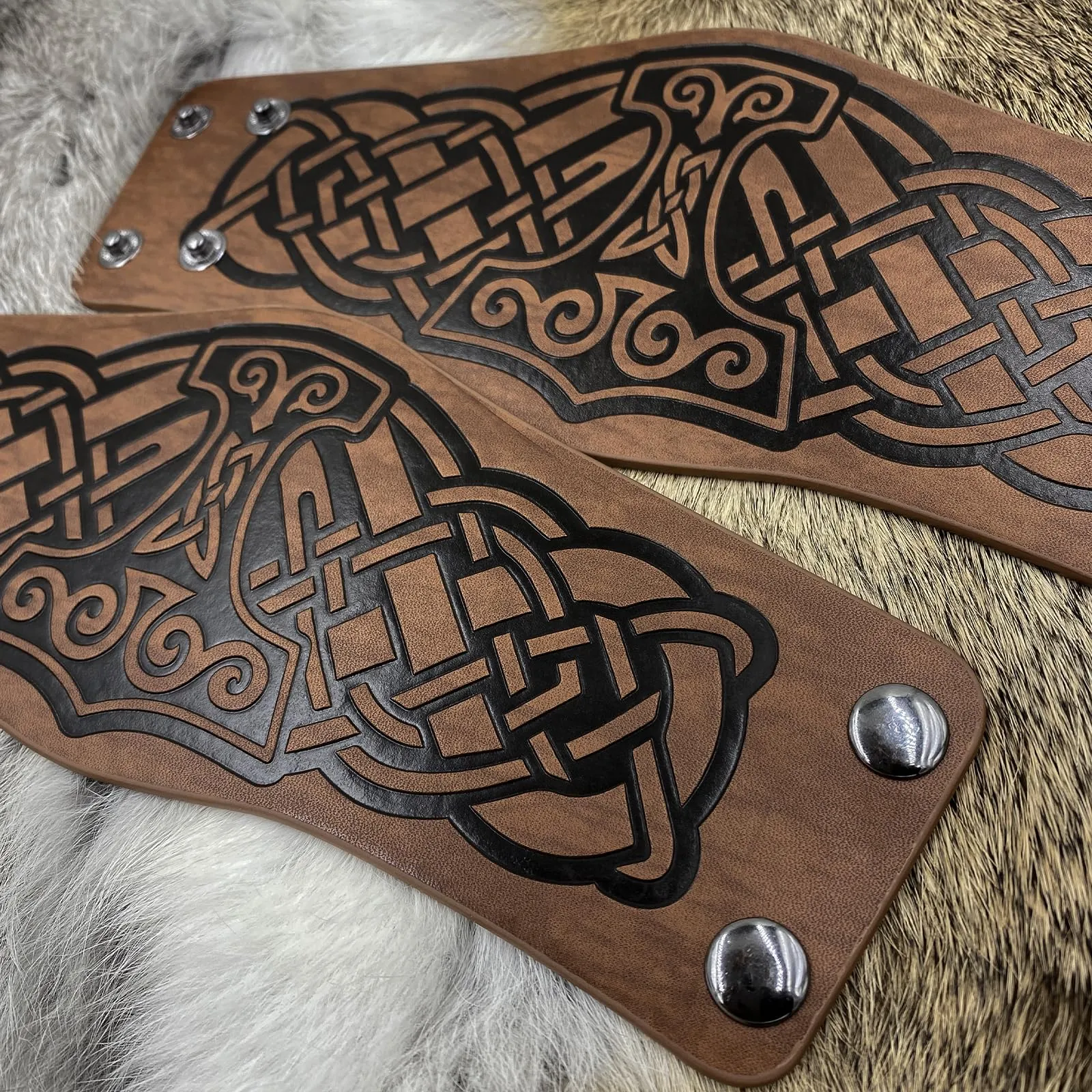 HiiFeuer Bracciale a 2 pezzi in cuoio sintetico con goffratura vichinga, Polsino retrò norreno, Bracciale nordico Mjolnir con motivo Vegvisir. (Mjolnir Marrone) - immagine 4
