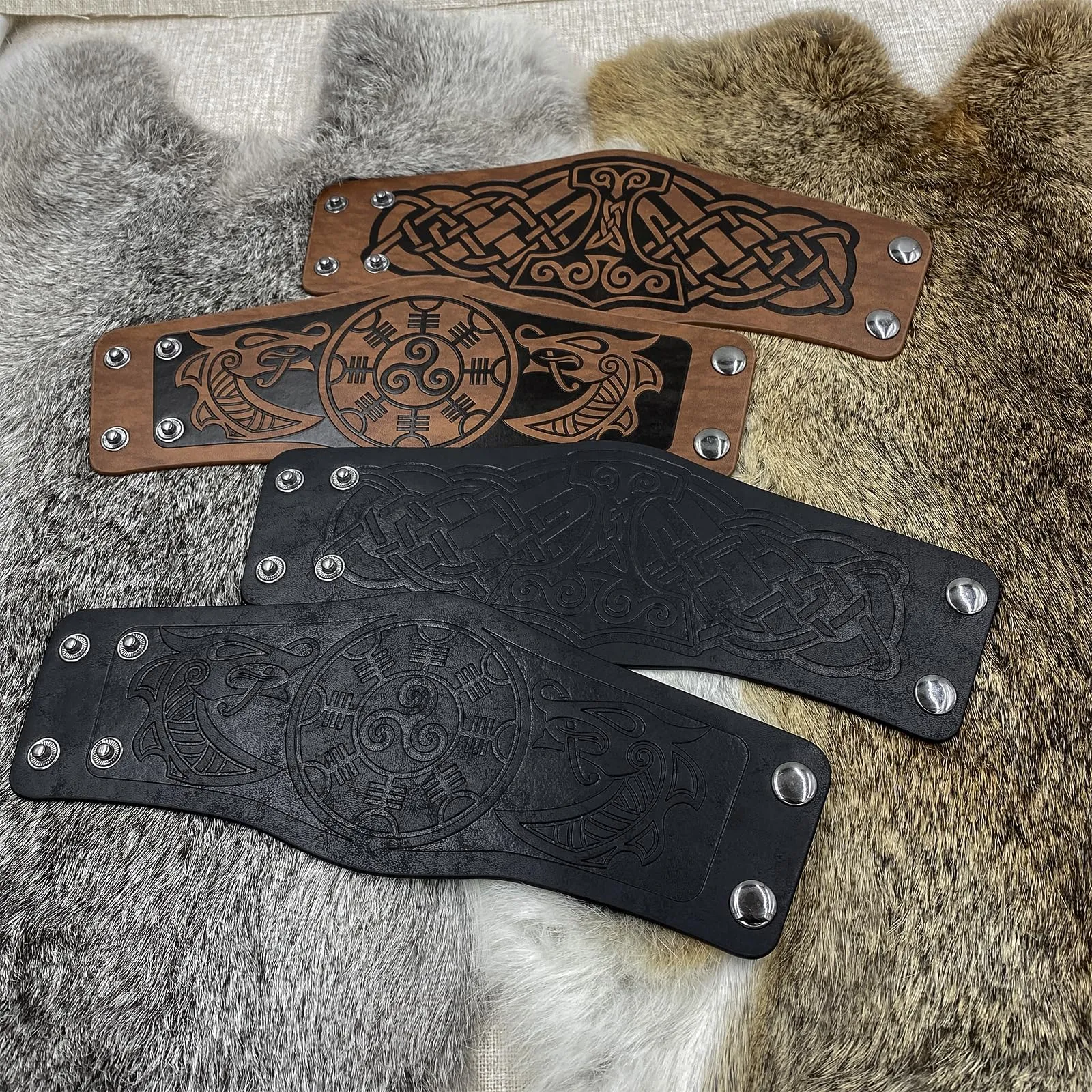 HiiFeuer Bracciale a 2 pezzi in cuoio sintetico con goffratura vichinga, Polsino retrò norreno, Bracciale nordico Mjolnir con motivo Vegvisir. (Mjolnir Marrone) - immagine 5