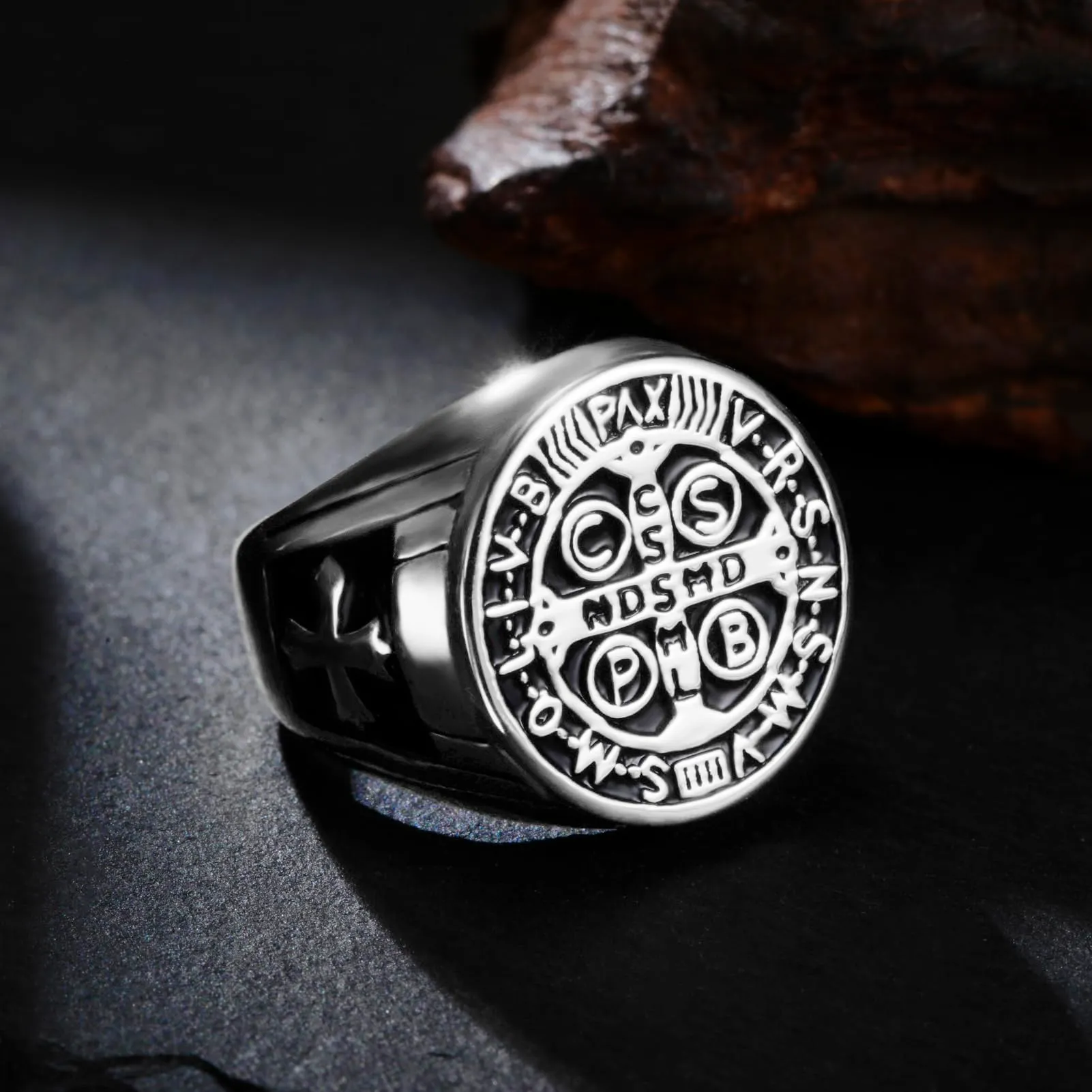 Amaxer San Benedetto di Nursia Anello con sigillo per uomo San Benedetto Esorcismo Cattolico Croce Romana Protezione Religiosa Anello di Dichiarazione Punk (Argento, 21mm) - immagine 6